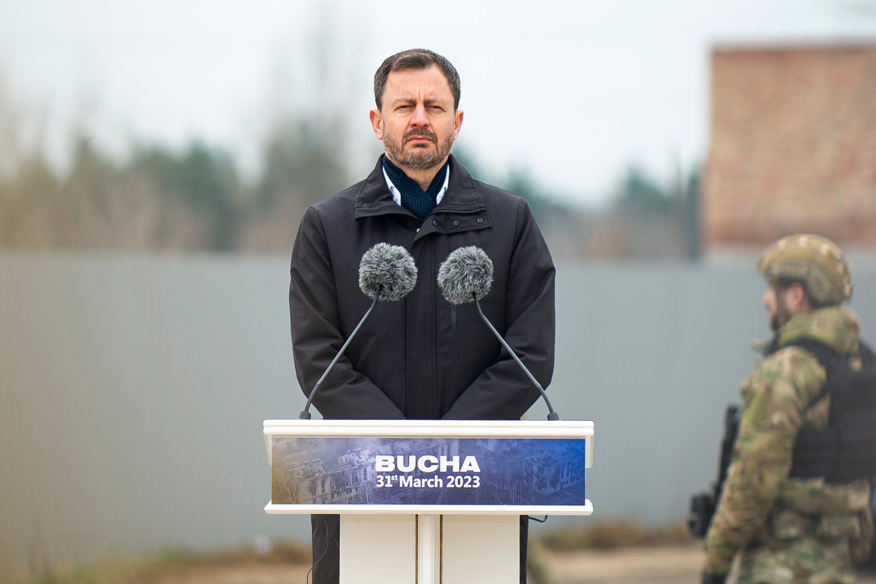 Dočasne poverený predseda vlády Eduard Heger počas pietnej ceremónie v ukrajinskom meste Buča.