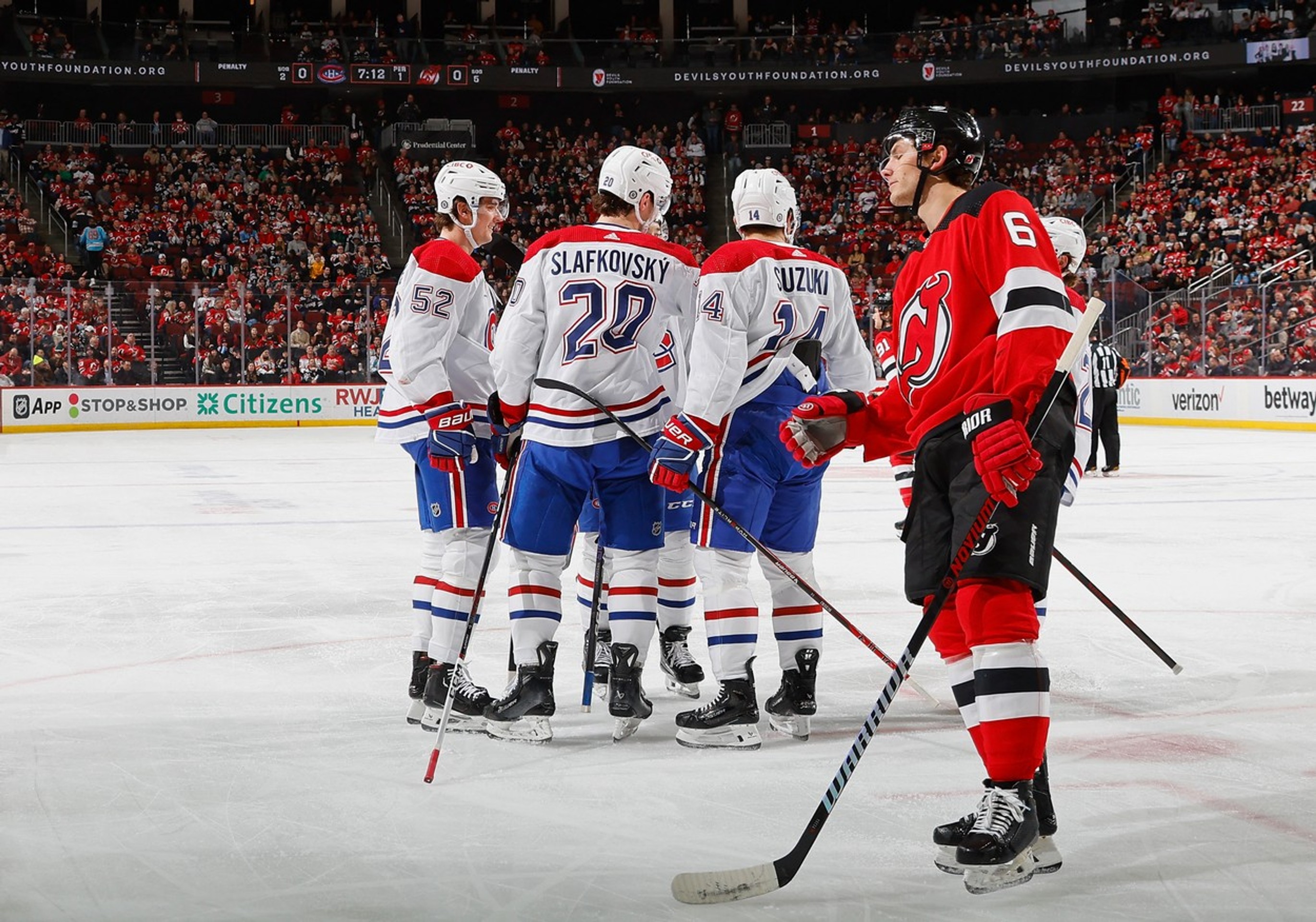 Radosť hráčov Montrealu po góle Juraja Slafkovského.