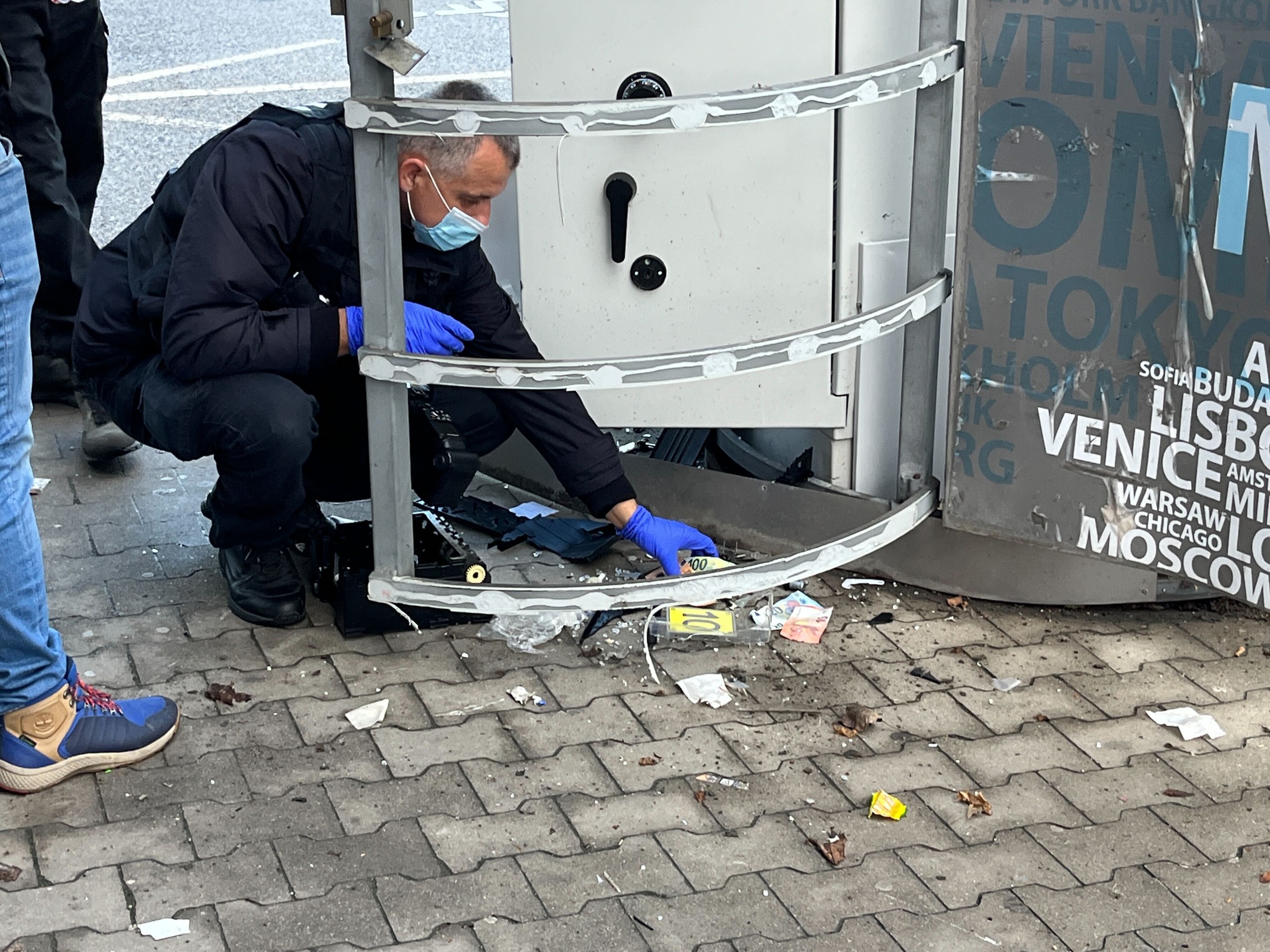 Zničený bankomat v Ivanke pri Dunaji.