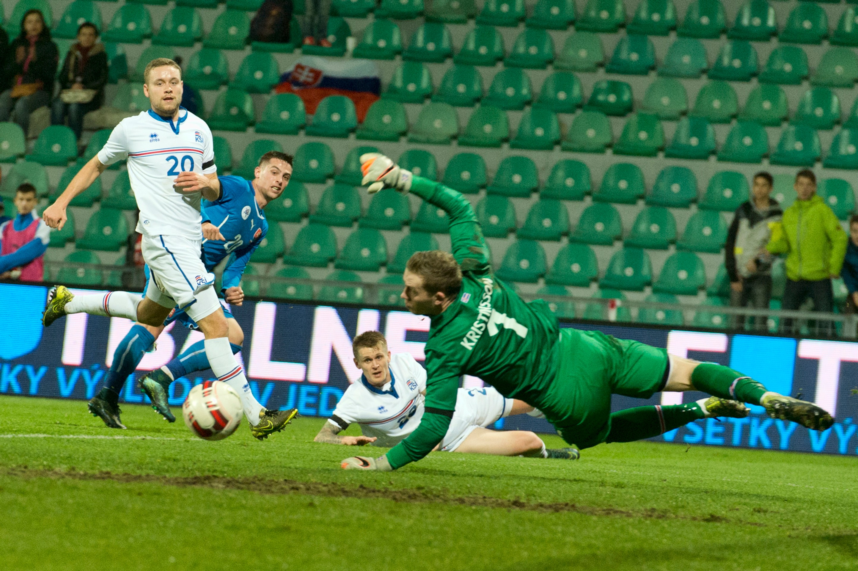 Na snímke druhý zľava Róbert Mak (Slovensko) po strele na bránu súpera v prípravnom futbalovom zápase Slovensko – Island