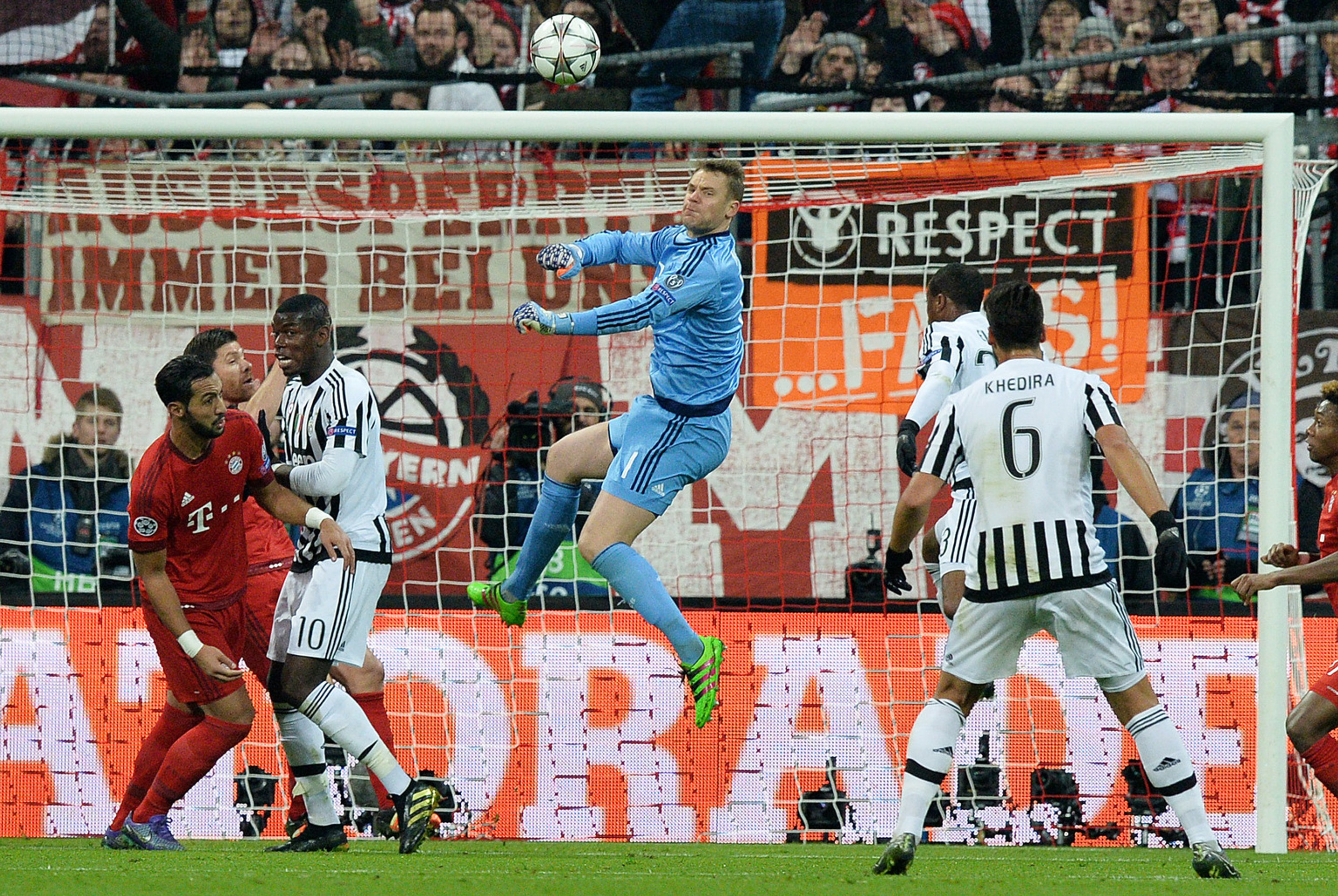 Vo výskoku brankár Bayernu Manuel Neuer v odvetnom zápase osemfinále futbalovej LM proti Juventus Turín