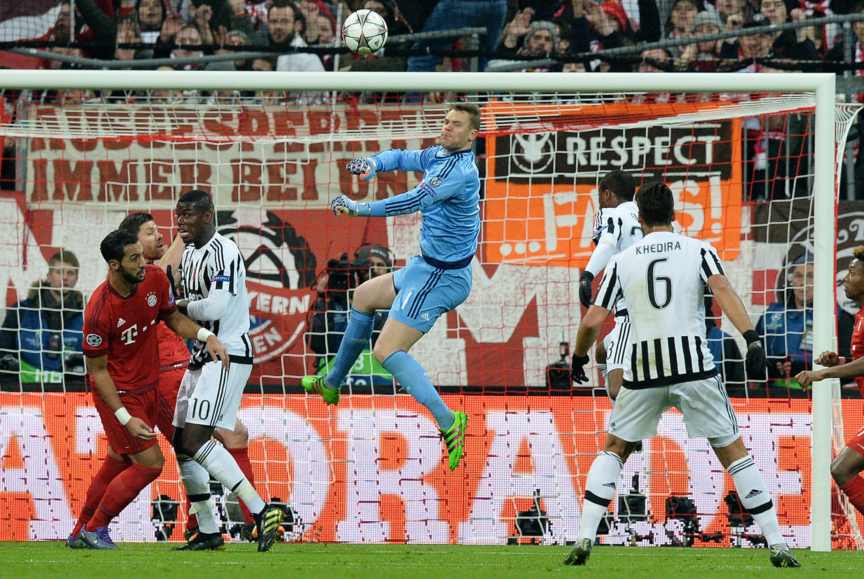 Vo výskoku brankár Bayernu Manuel Neuer v odvetnom zápase osemfinále futbalovej LM proti Juventus Turín