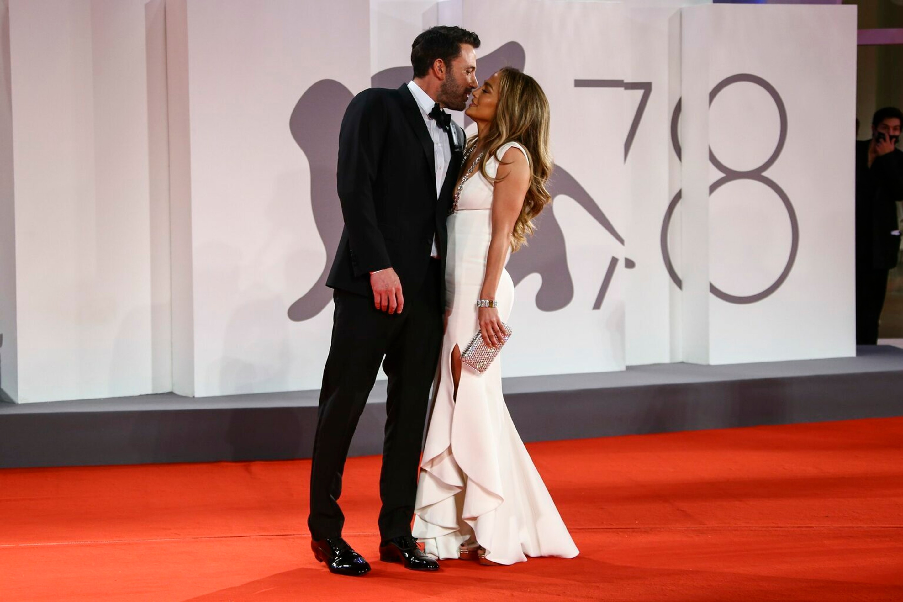 Ben Affleck a Jennifer Lopez na premiére filmu The Last Duel na Benátskom filmovom festivale
