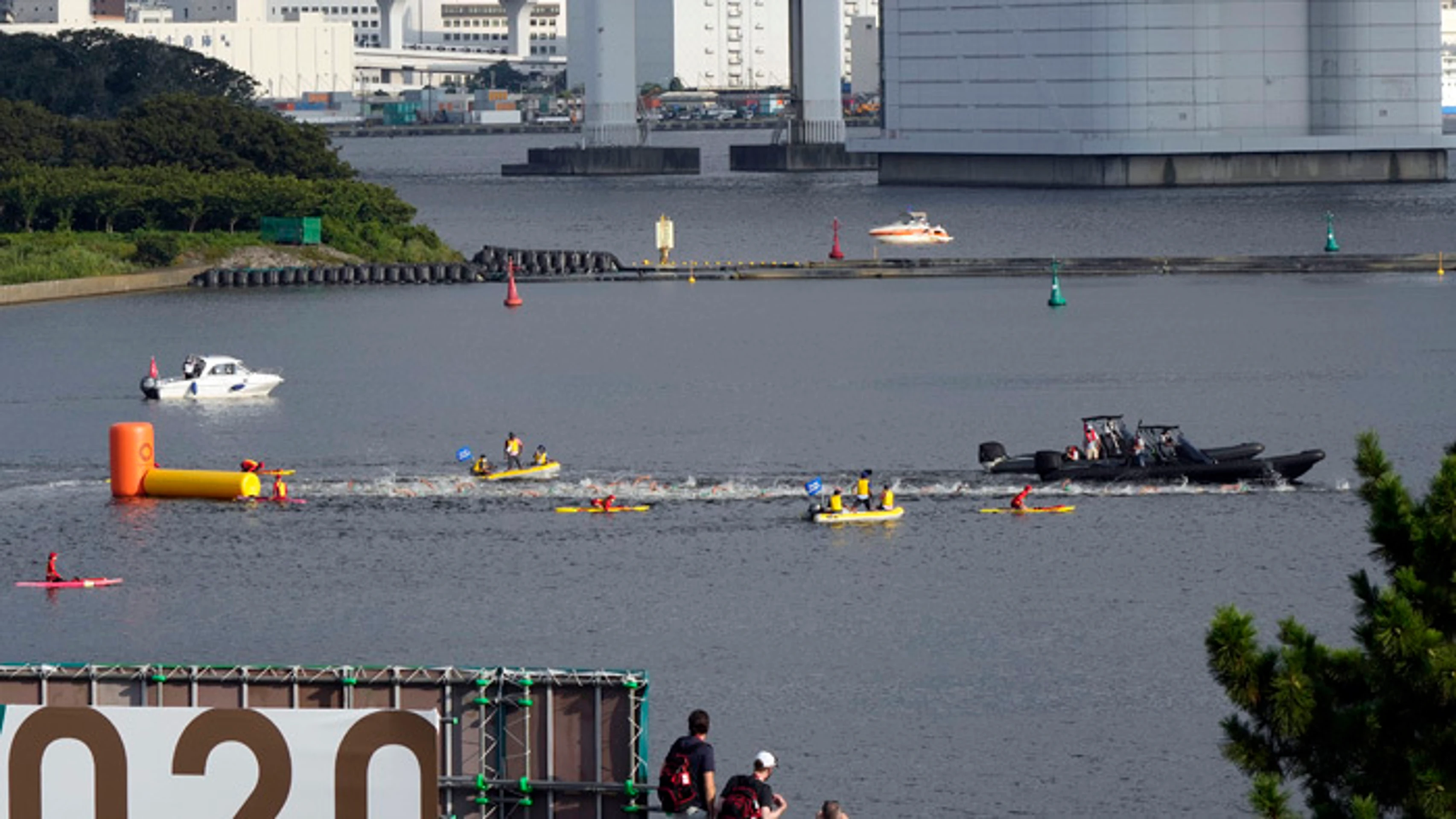 Loď, ktorá prekážala pri štarte v triatlone mužov.