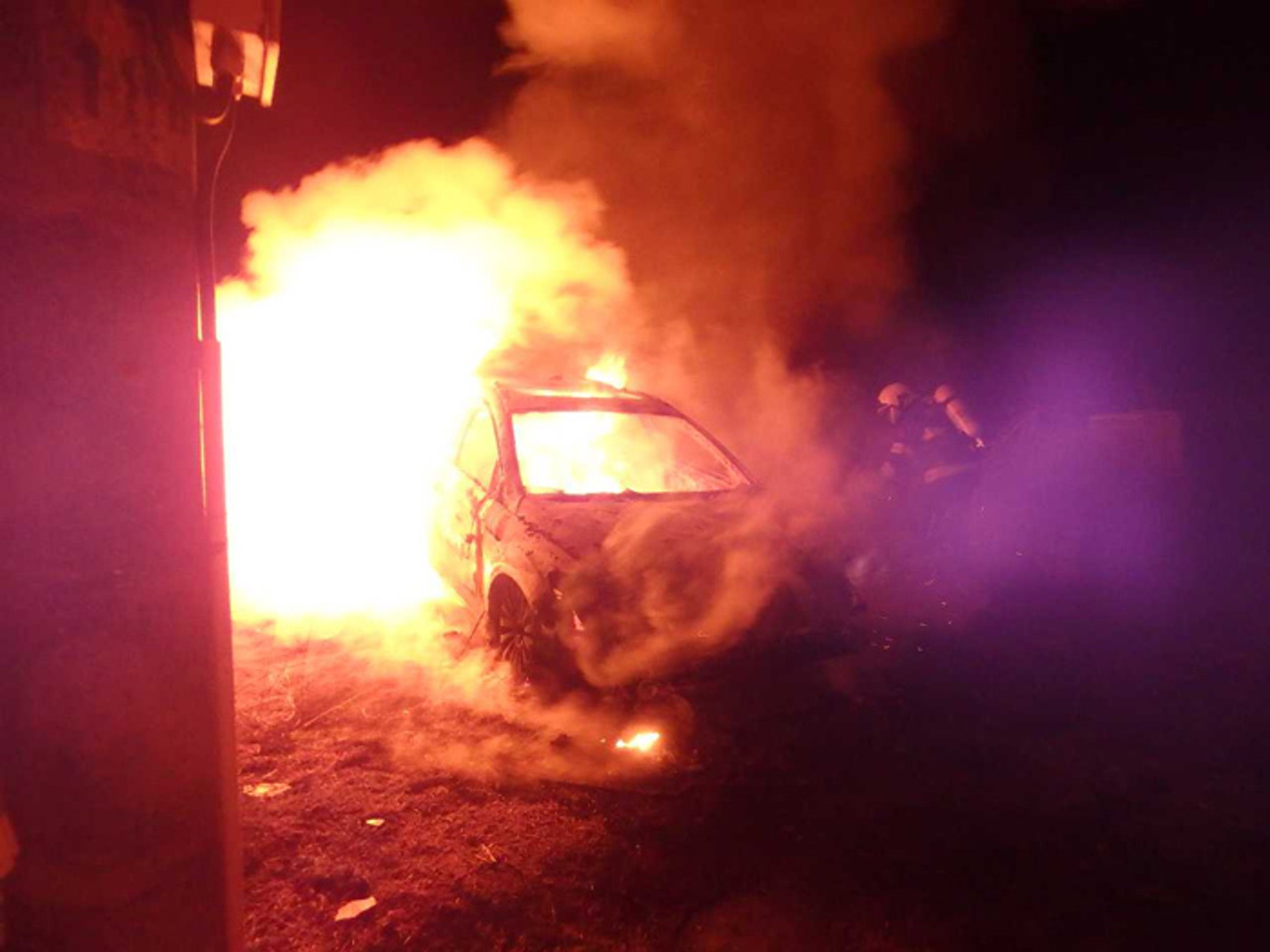 Požiar osobného motorového vozidla na Pažitnej ulici v obci Ohrady.