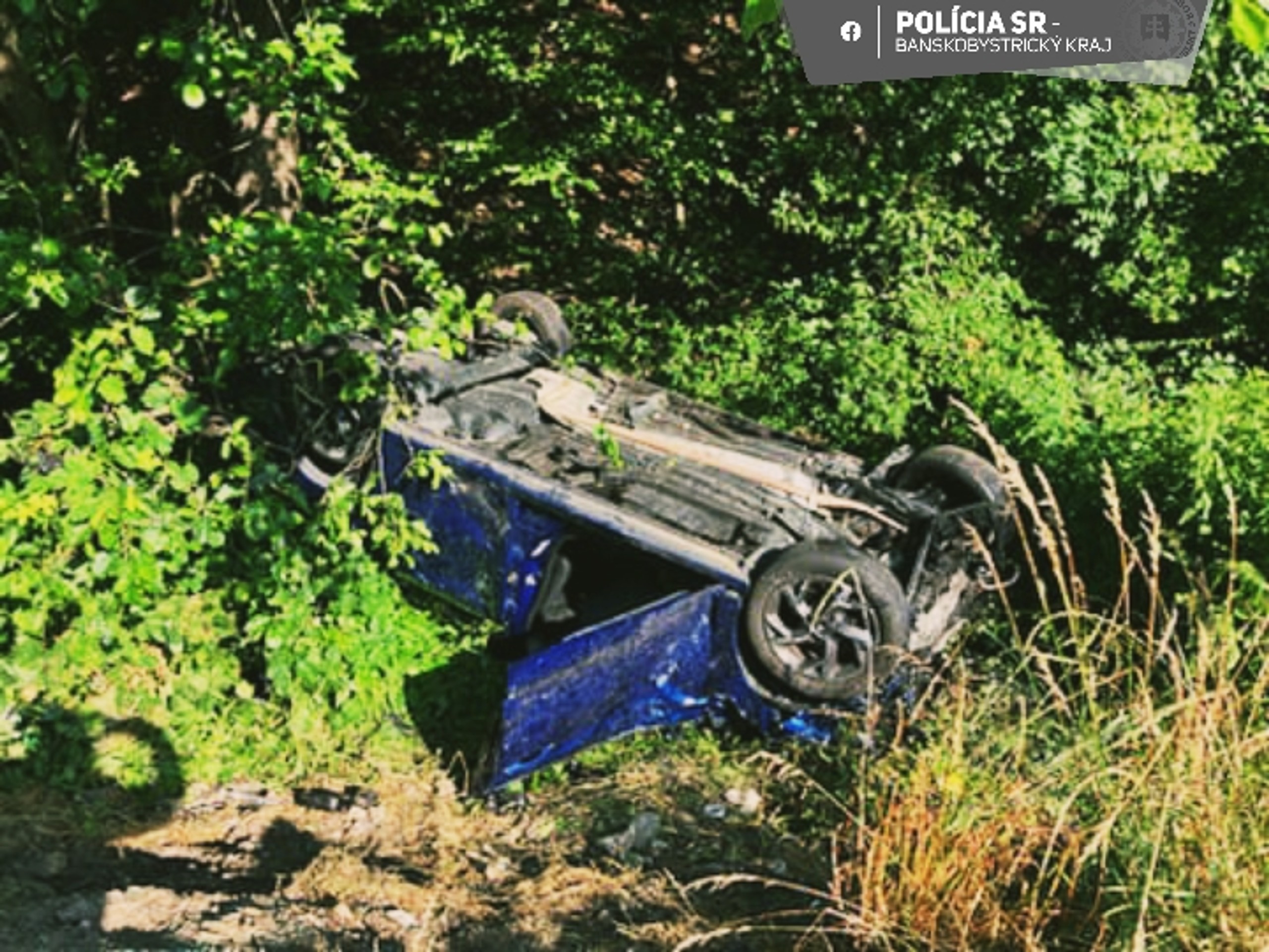 Čelná zrážka dvoch vozidiel pred obcou Bartošova Lehôtka.