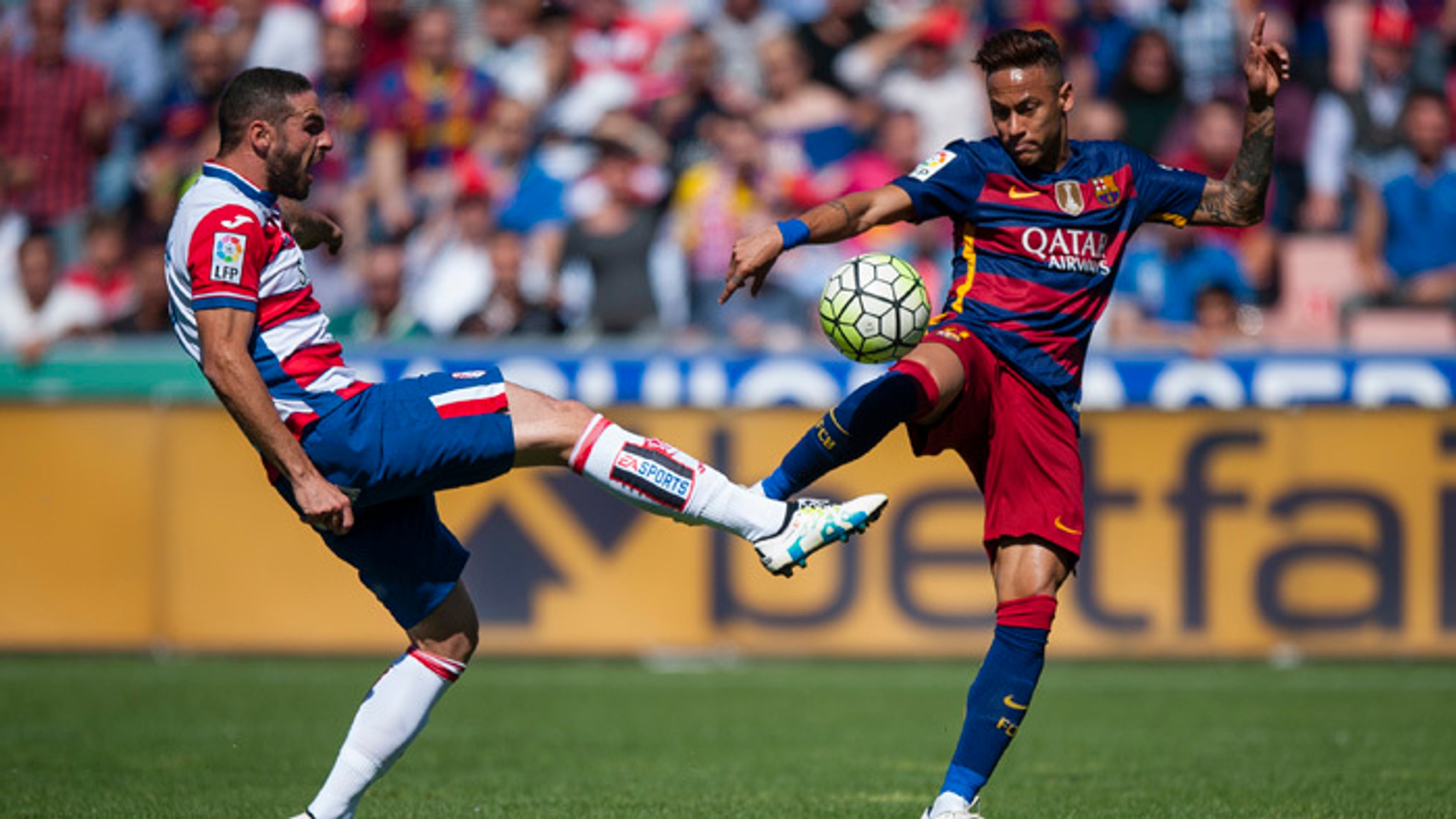 Súboj o loptu hráča FC Barcelona Neymara da Silvu (vľavo) a Davida Lombama (Granada).
