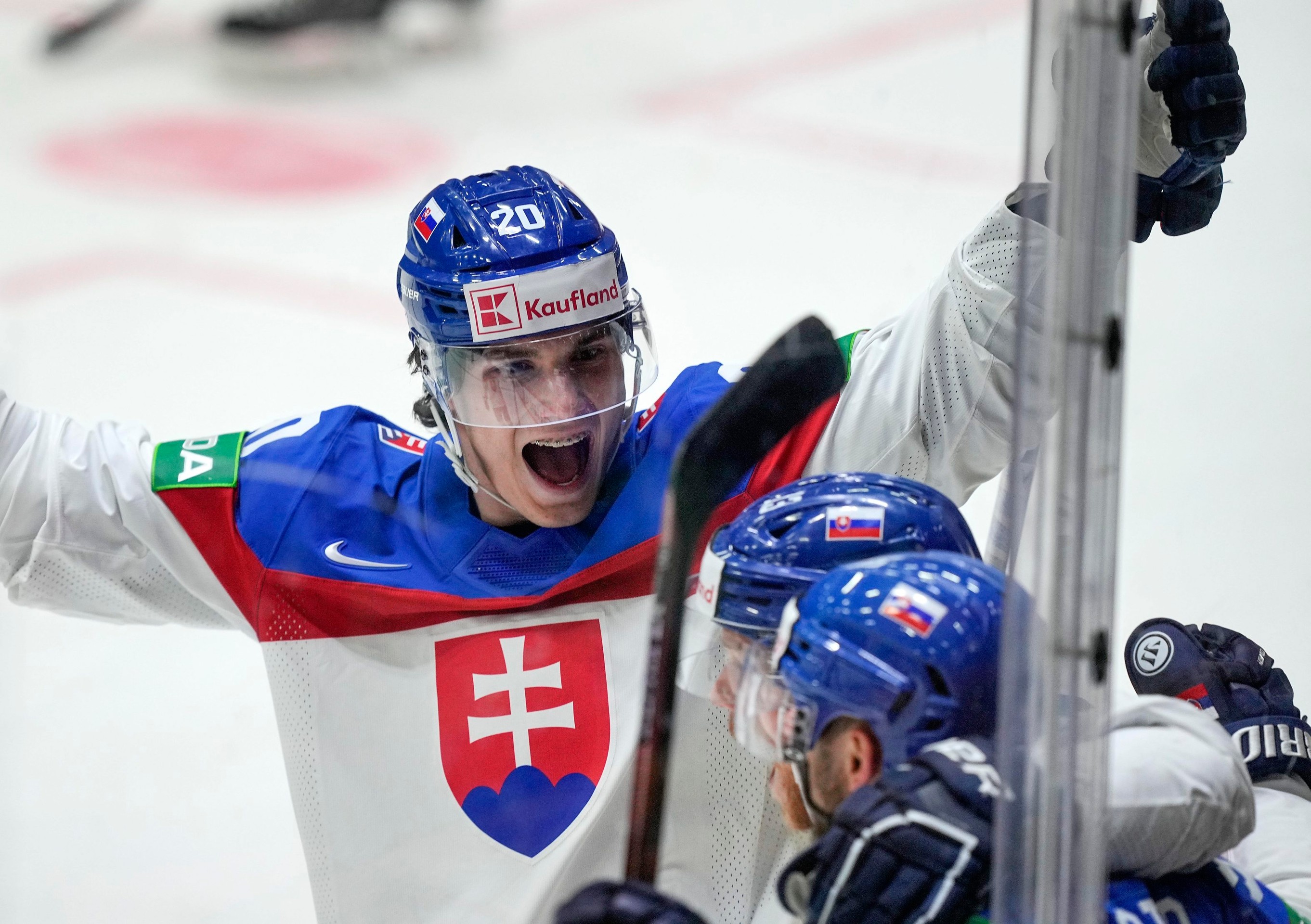 Juraj Slafkovský oslavuje gól proti Dánsku na MS 2022.