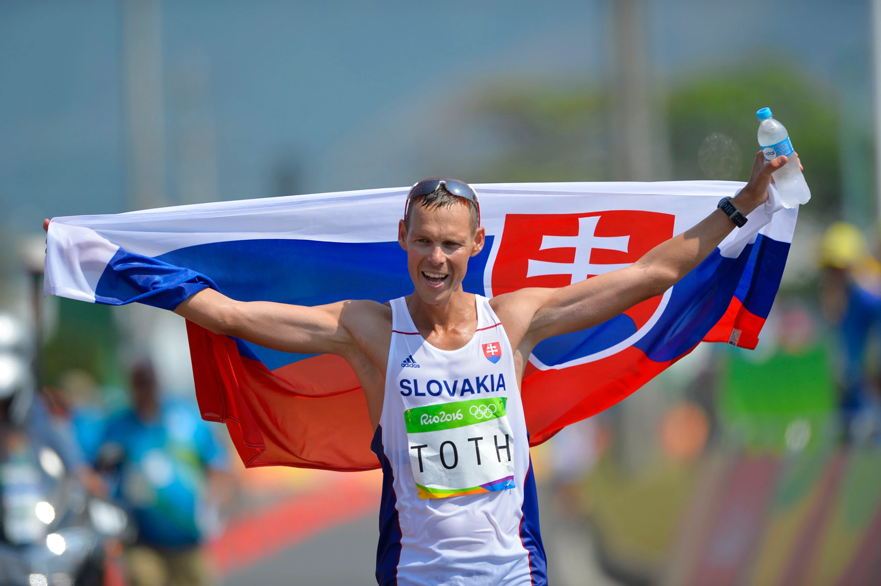 Na snímke slovenský atlét Matej Tóth oslavuje víťazstvo a zisk zlatej olympijskej medaily