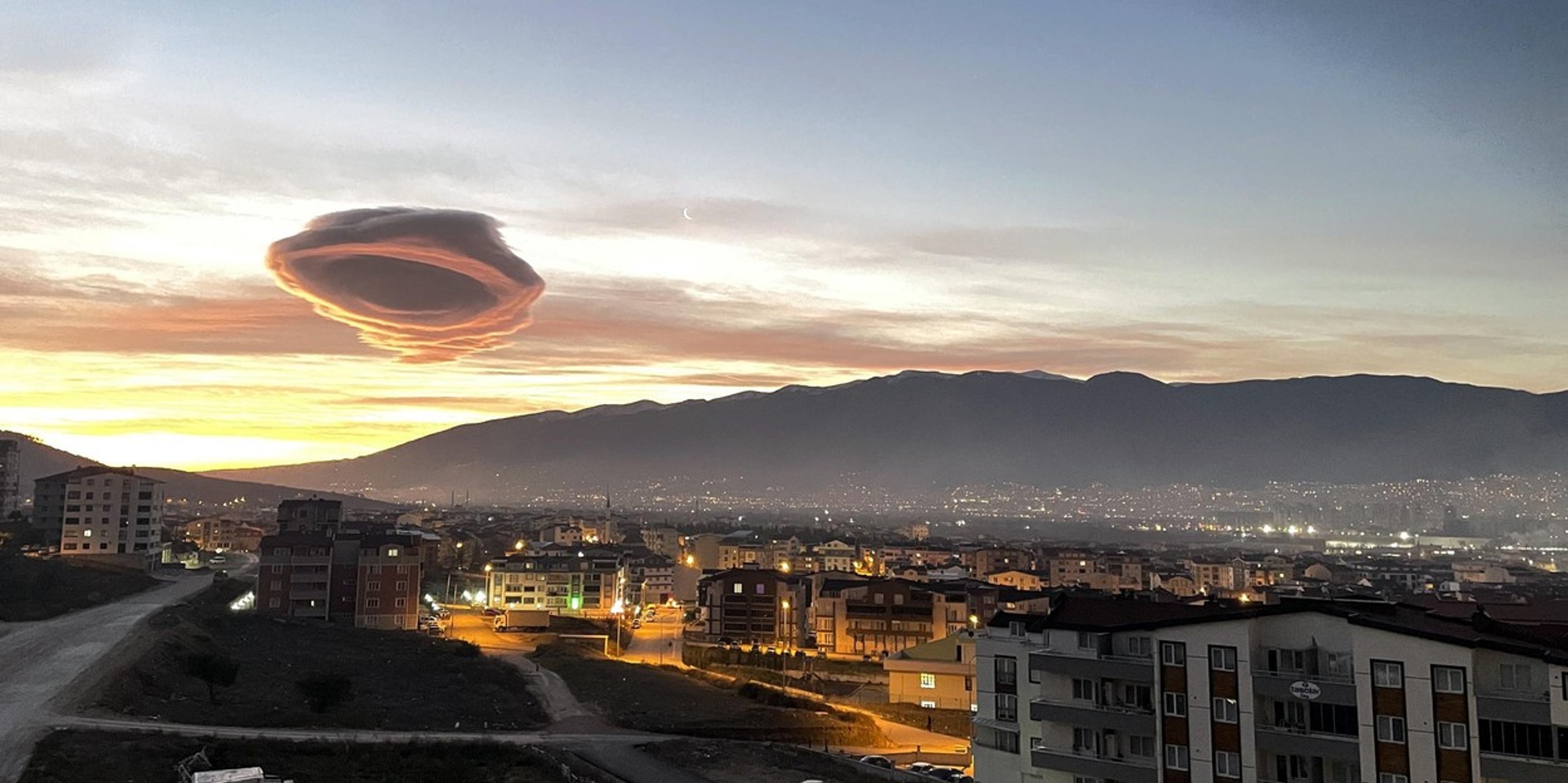 Nad Tureckom sa objavil zvláštny oblak