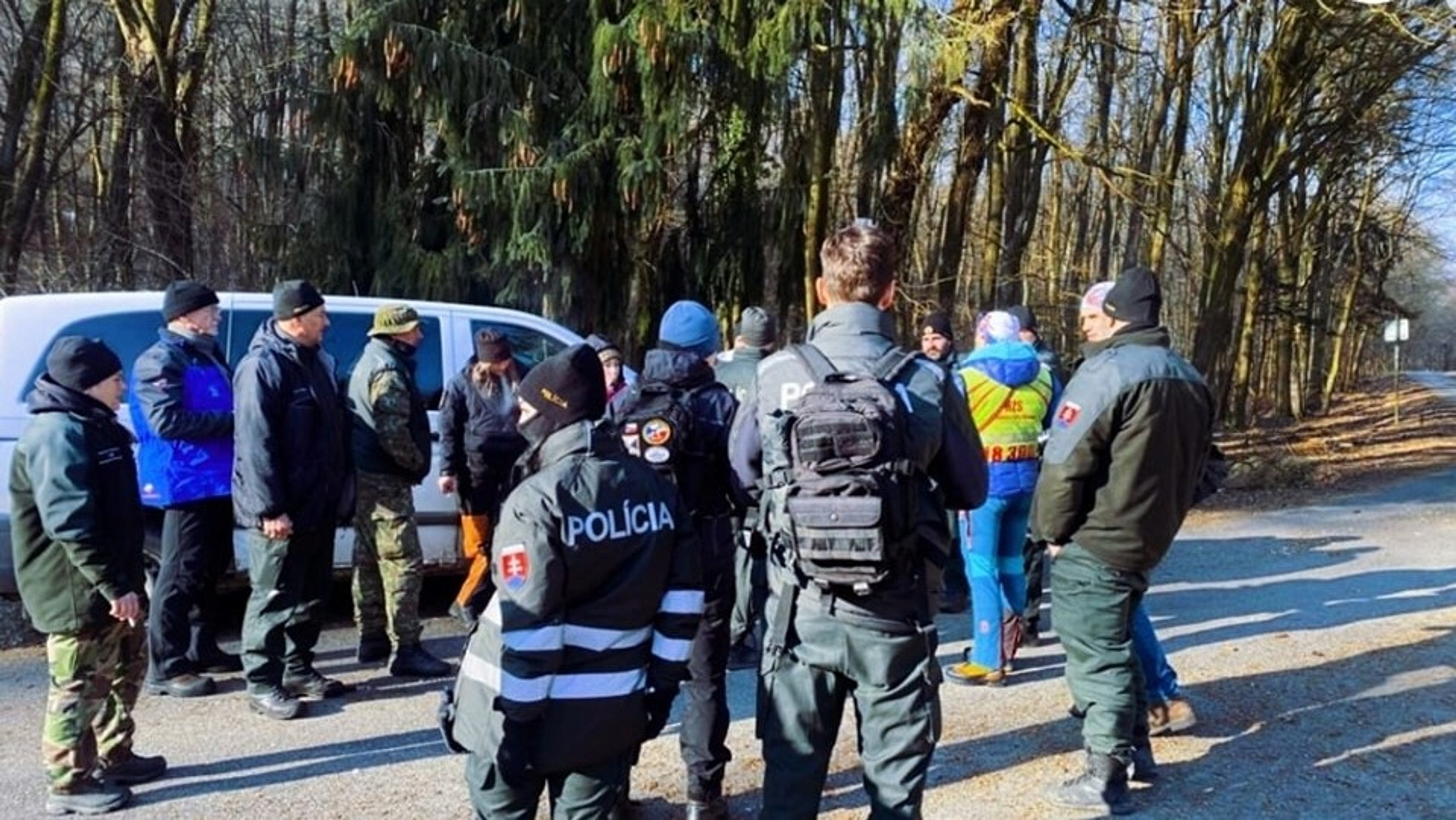 Polícia aj dobrovoľníci prečesávajú lesy nad bratislavskou mestskou časťou Rača