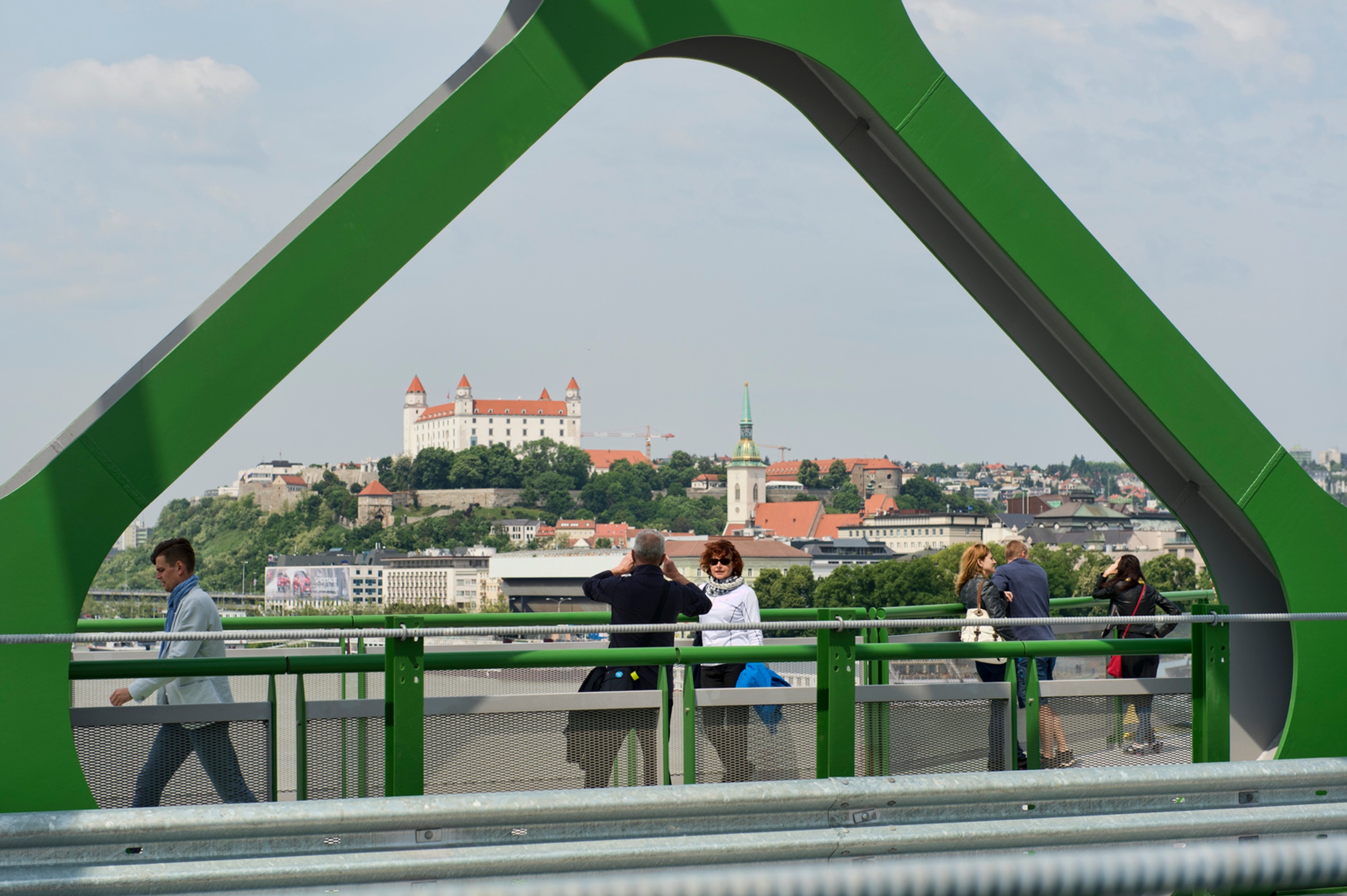 Z otvorenia Starého mosta pre chodcov a cyklistov v Bratislave.
