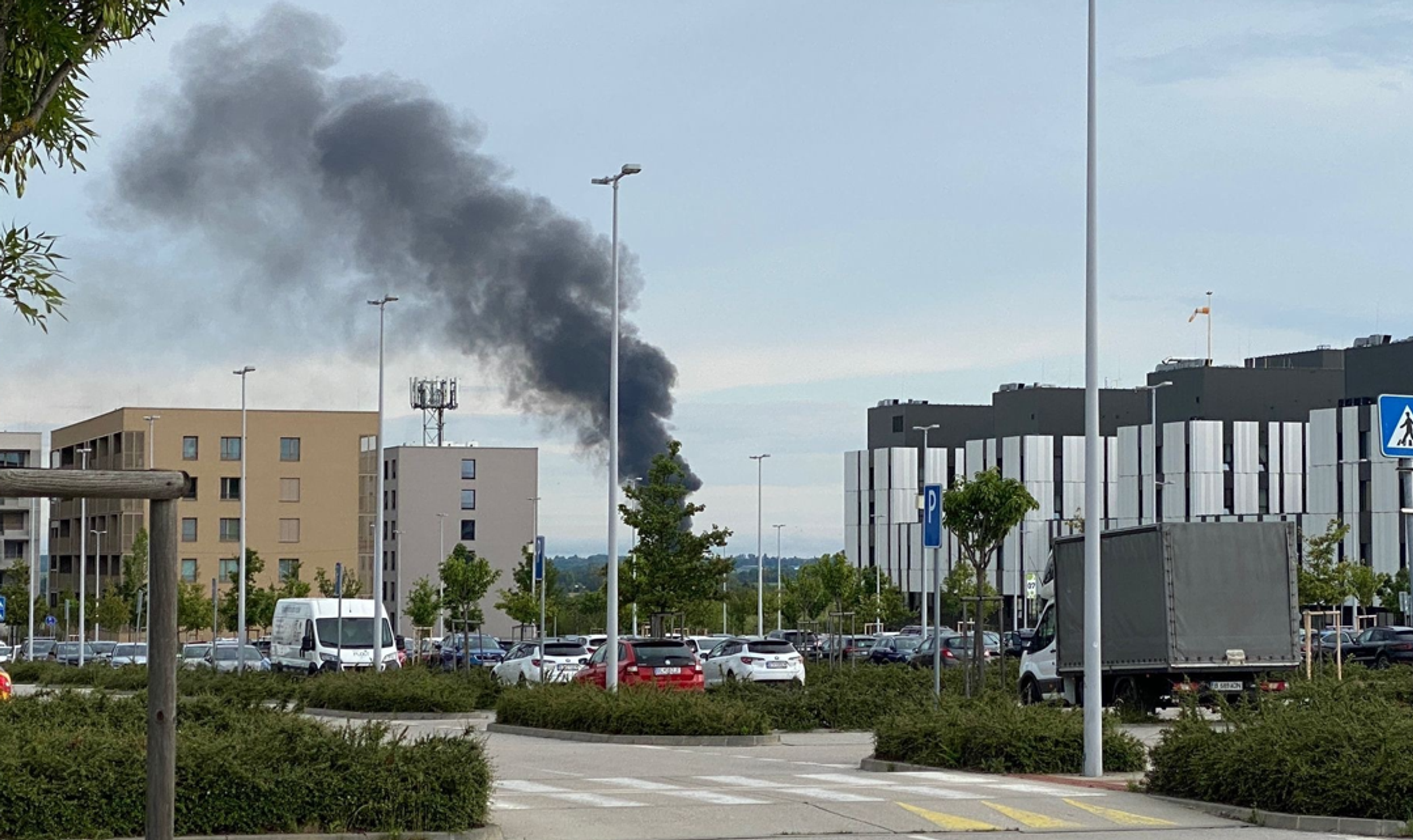 Na D2 za Stupavou horí kamión.