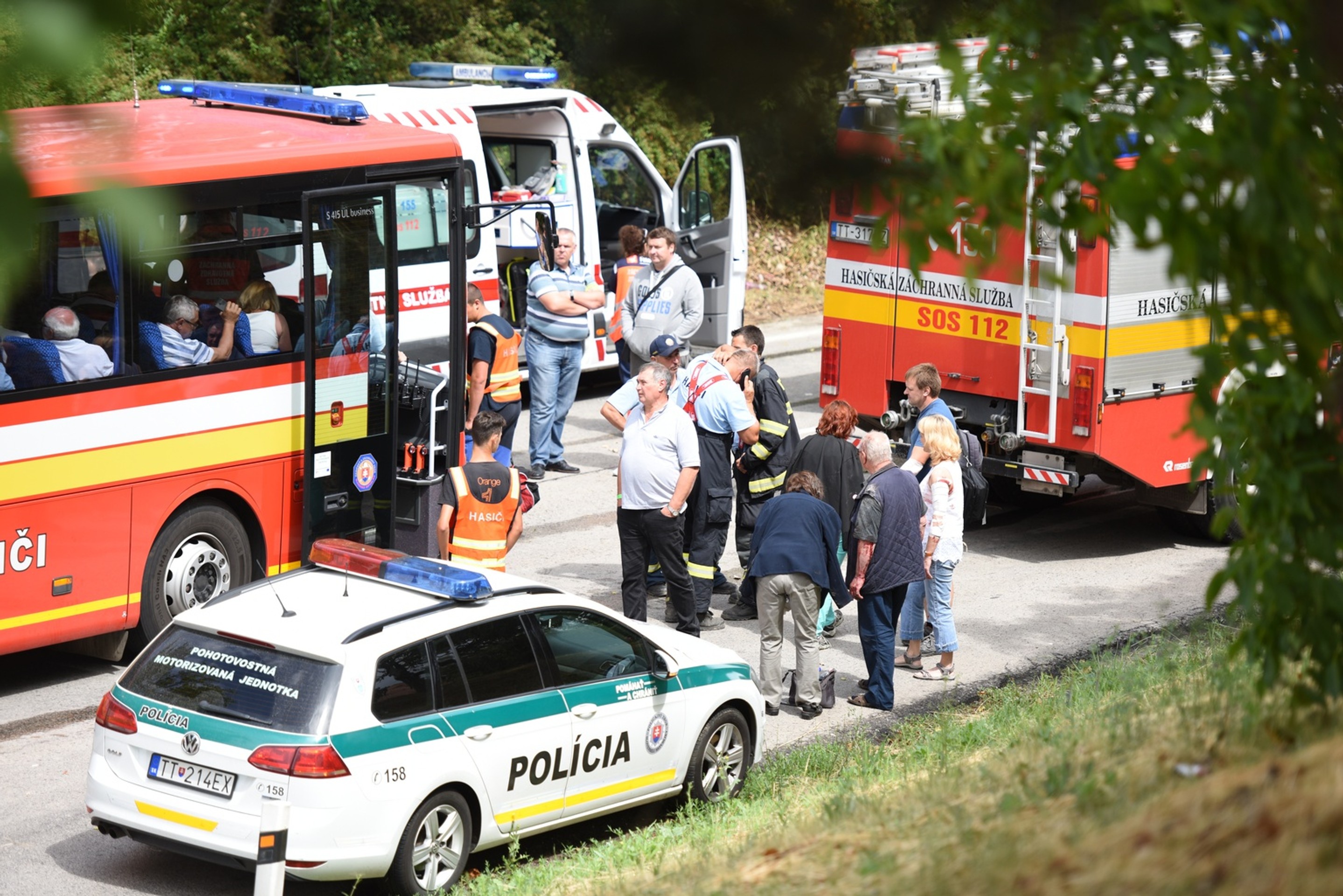 Pri Bučanoch sa prevrátil autobus so seniormi