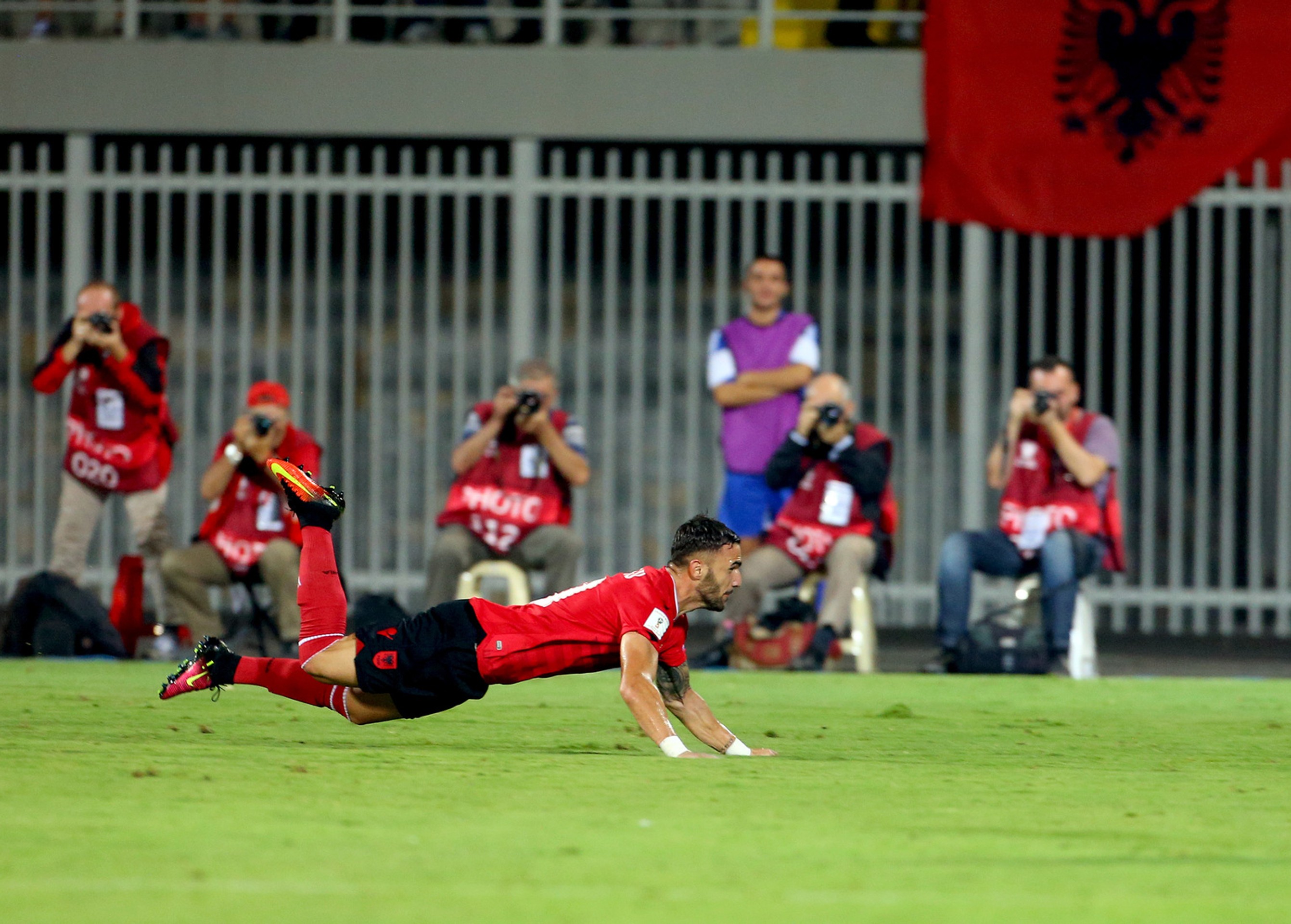 Albánec Armando Sadiku je vo vytržení po góle proti Macedónsku v kvalifikácii MS 2018.