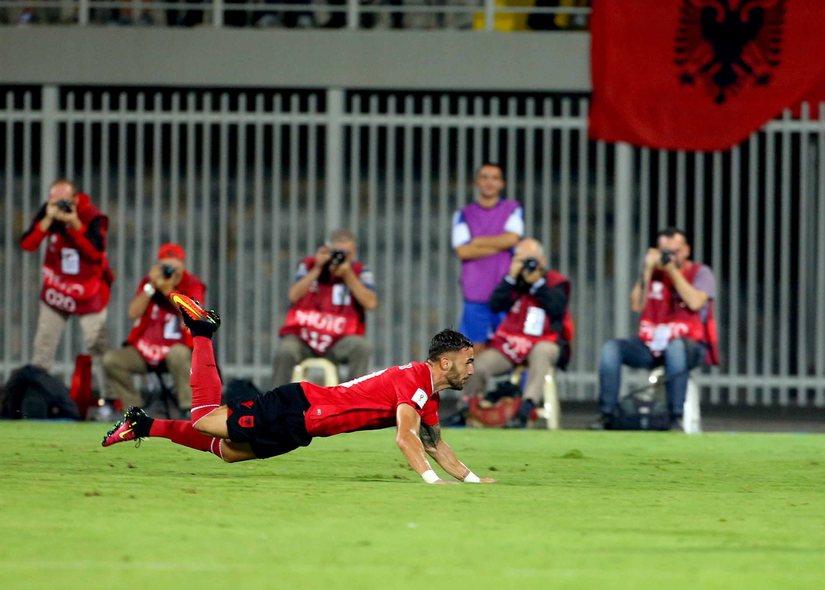 Albánec Armando Sadiku je vo vytržení po góle proti Macedónsku v kvalifikácii MS 2018.