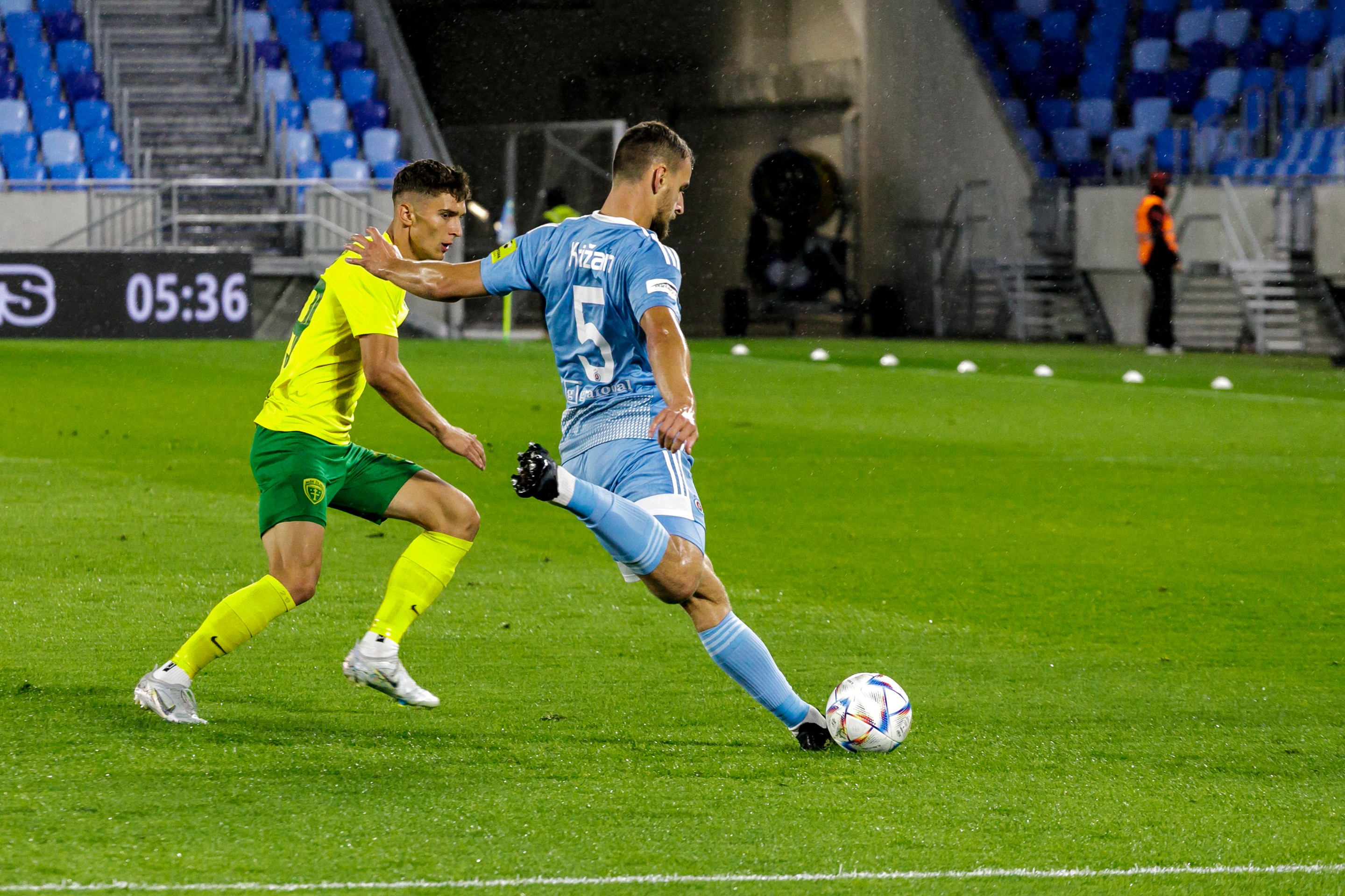 Na snímke sprava Richard Križan (ŠK Slovan Bratislava) a Dávid Ďuriš (MŠK Žilina)