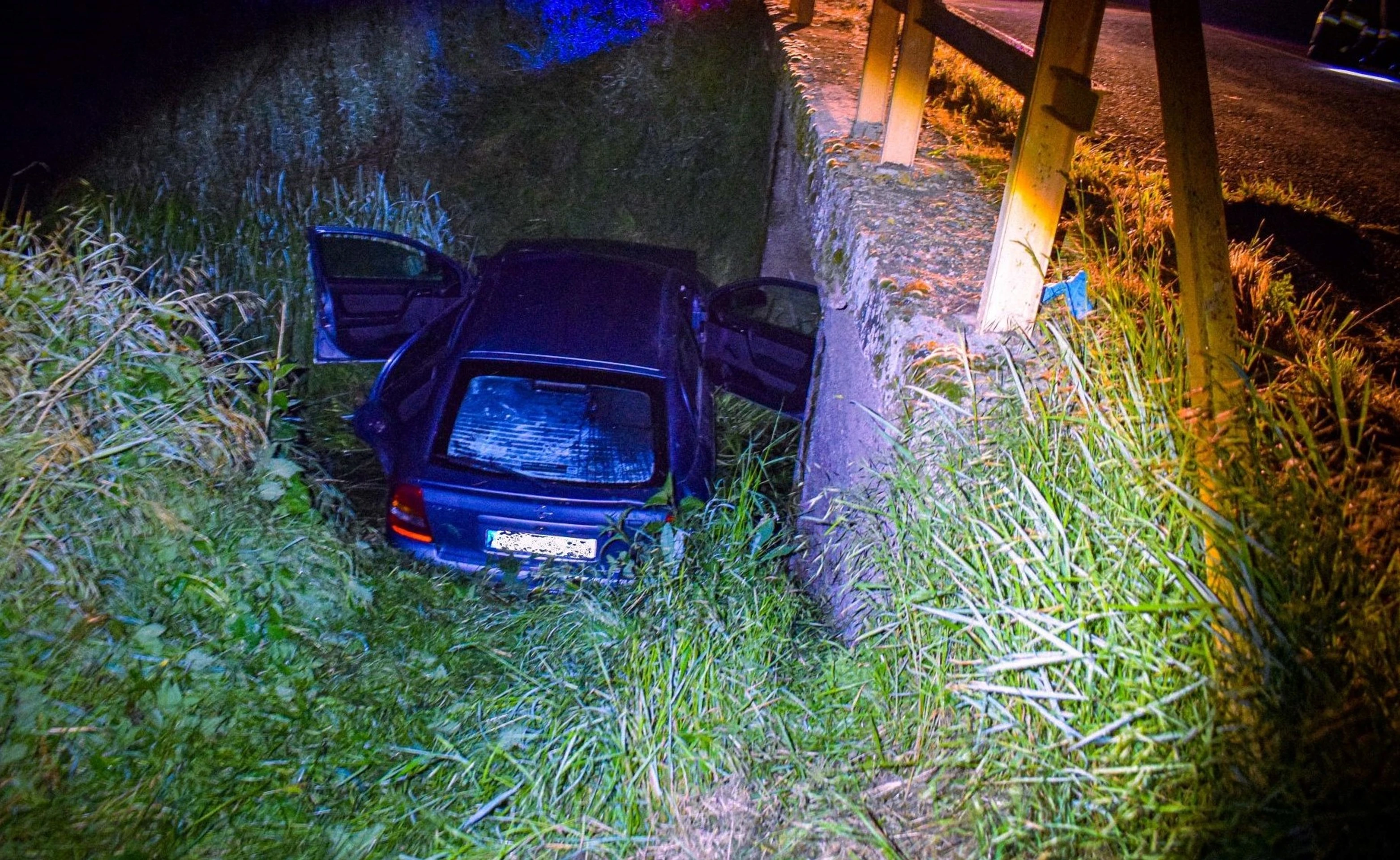 Opitý vodič bez vodičáku pri Leviciach viezol tri malé deti. Skončili v priekope pod mostom.