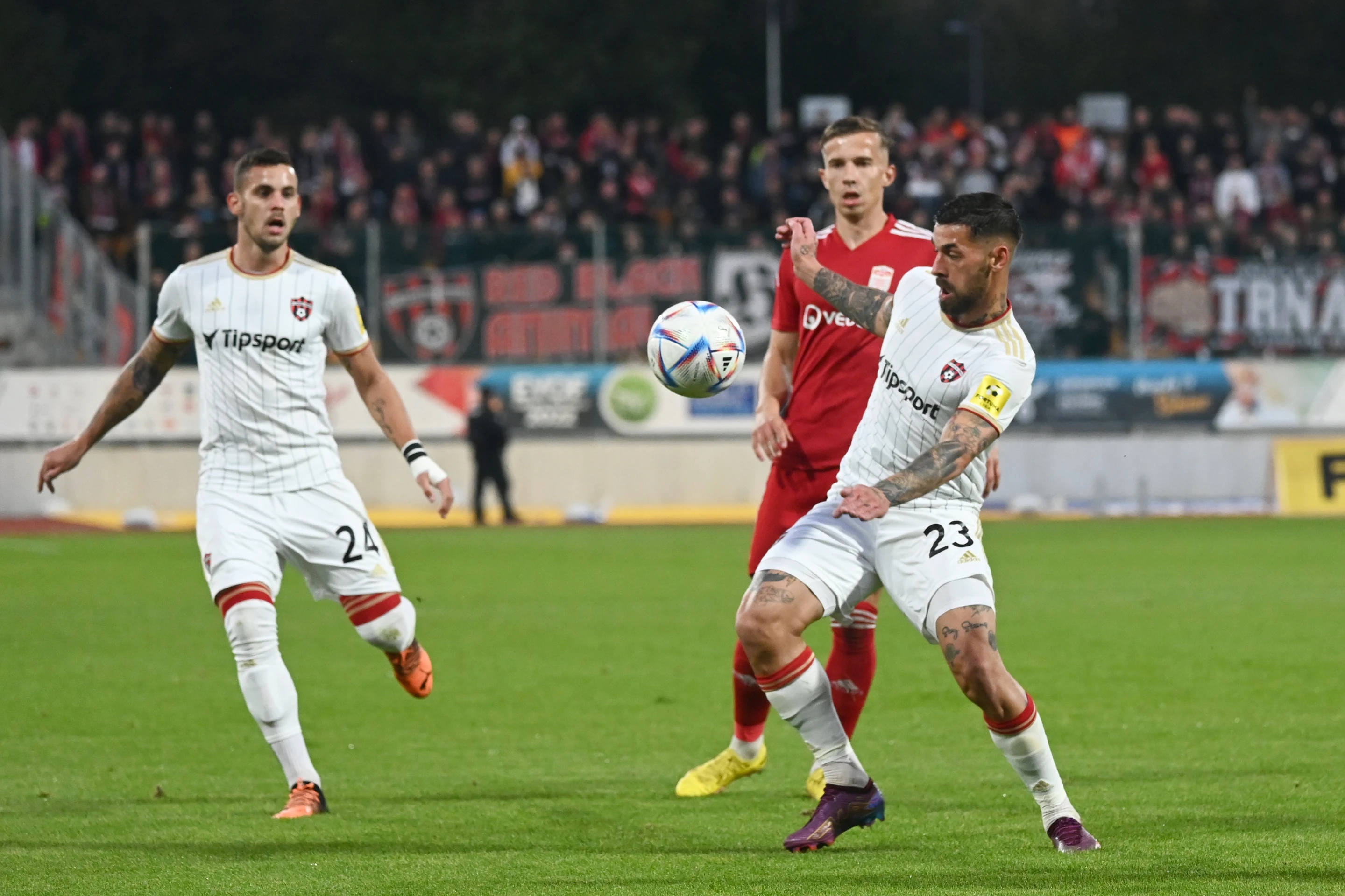 Zľava hráč Trnavy Kristián Koštrna, hráč Banskej Bystrice Martin Rymarenko a hráč Trnavy Erik Daniel v zápase 13. kola Fortuna ligy.