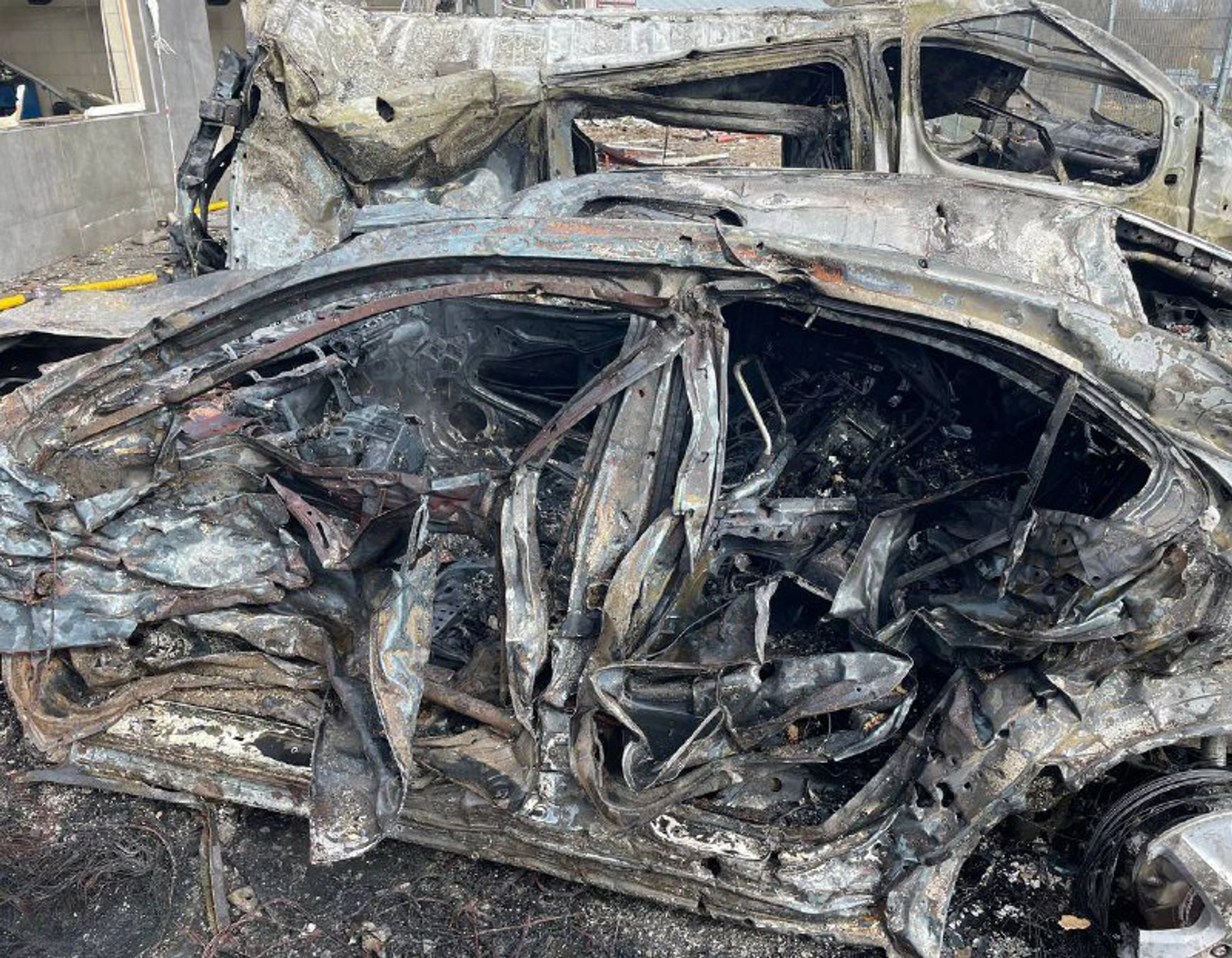 Zničené auto po raketovom útoku ruských síl v Ľvove.