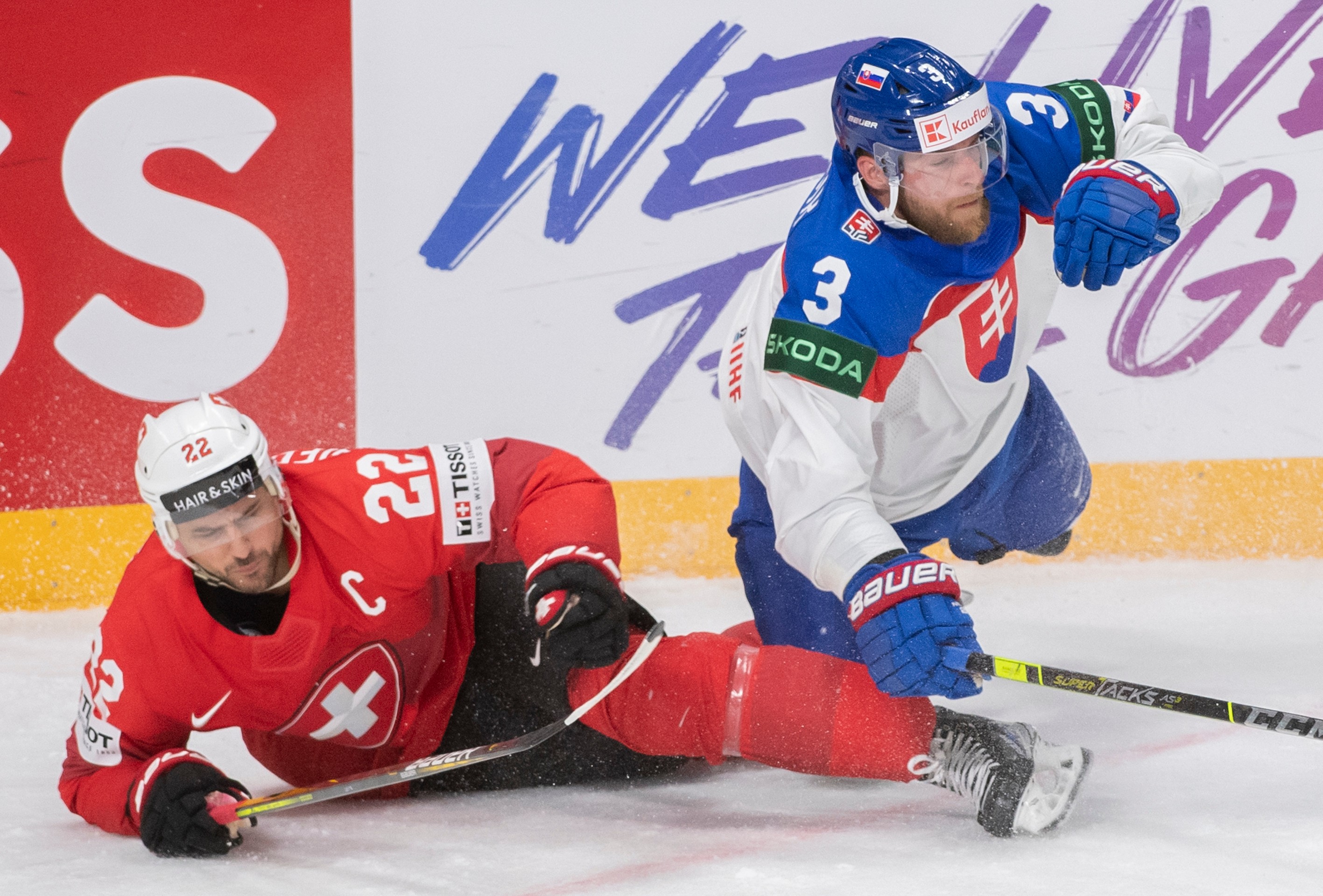 Na snímke vpravo Adam Jánošík a vľavo Nino Niederreiter.