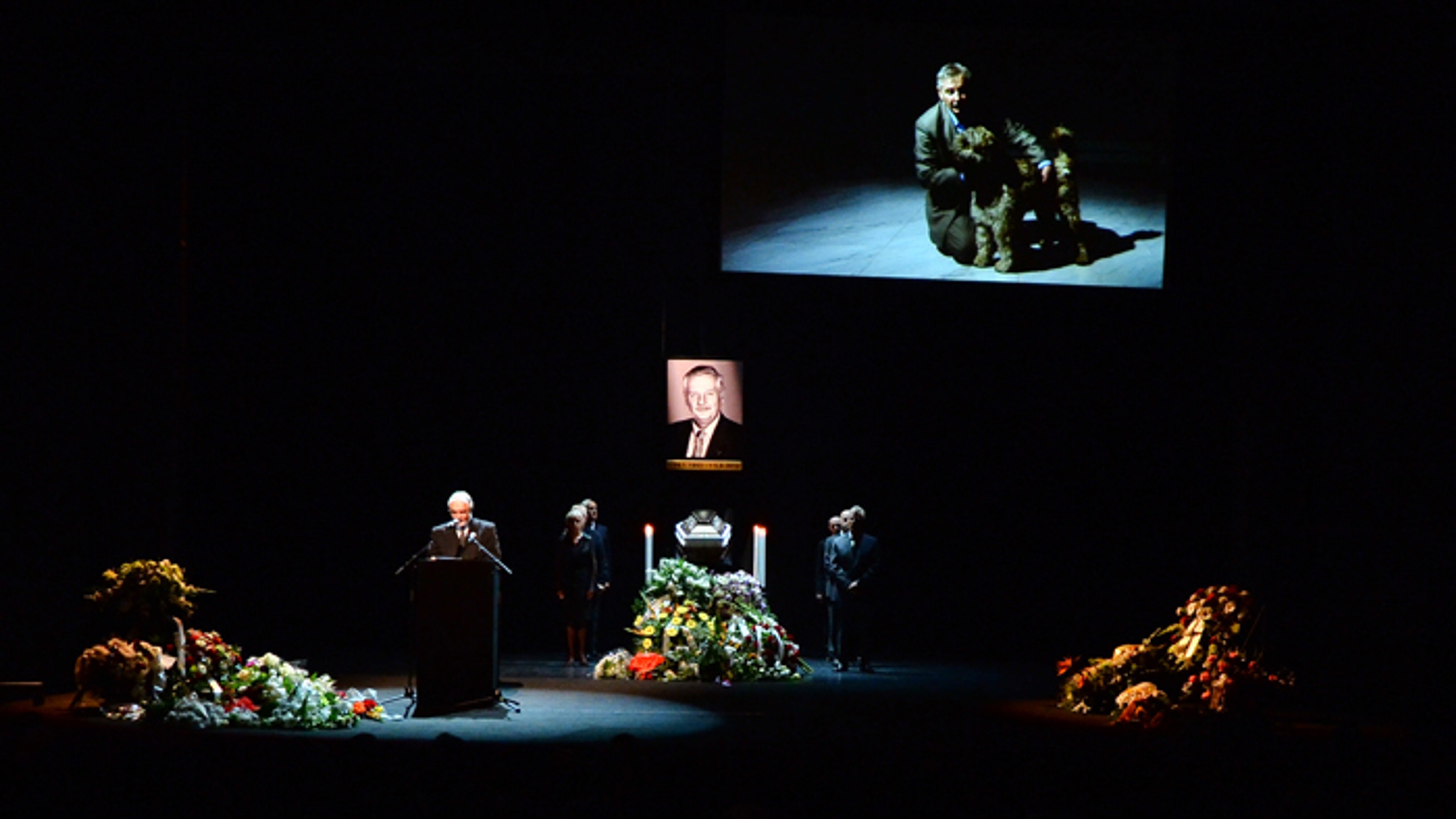 Generálny riaditeľ SND Marián Chudovský na poslednej rozlúčka s dlhoročným členom činohry Jurajom Slezáčkom. 