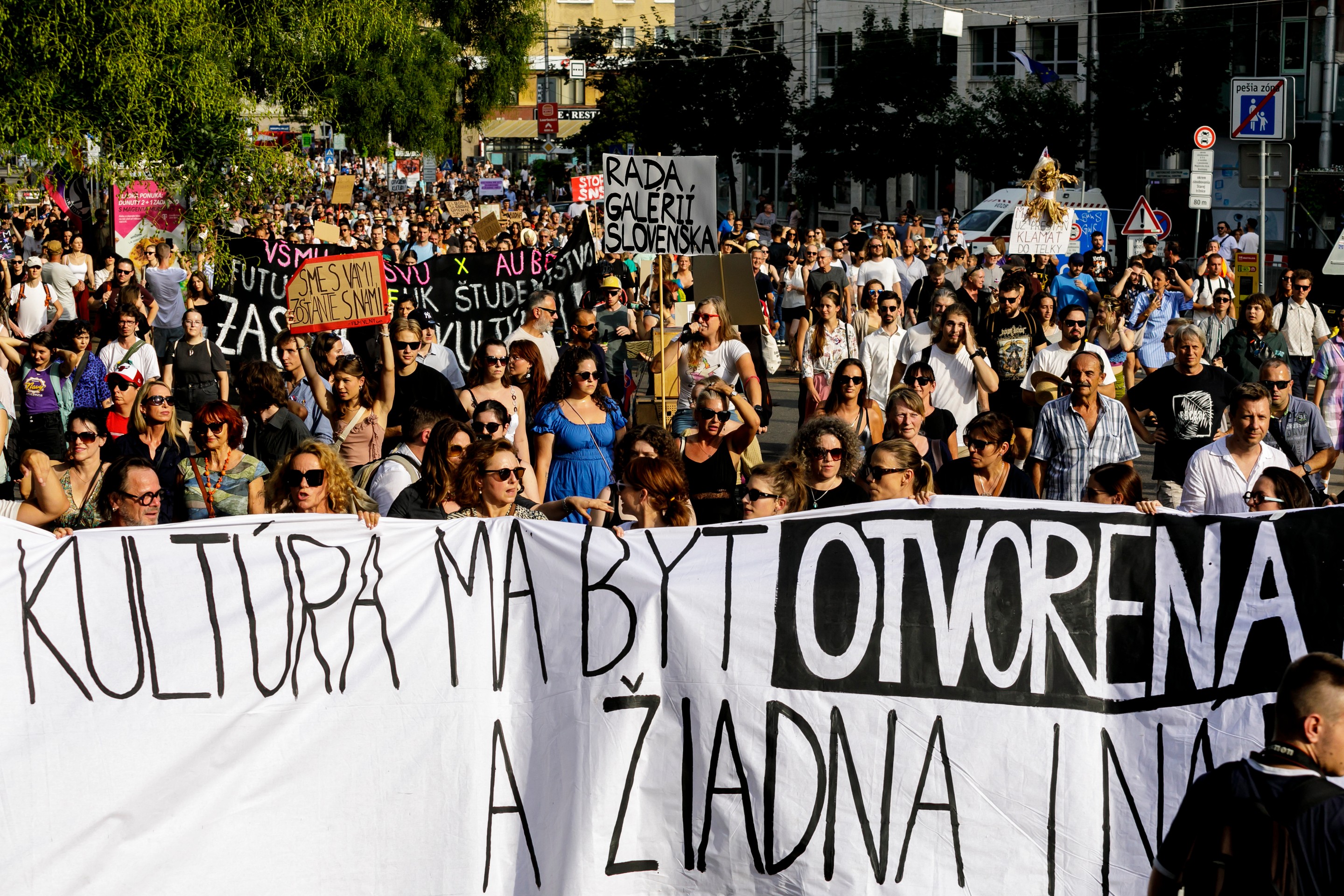 Na snímke protestné zhromaždenie kultúrnej obce a verejnosti pred Ministerstvom kultúry na Námestí SNP v Bratislave.