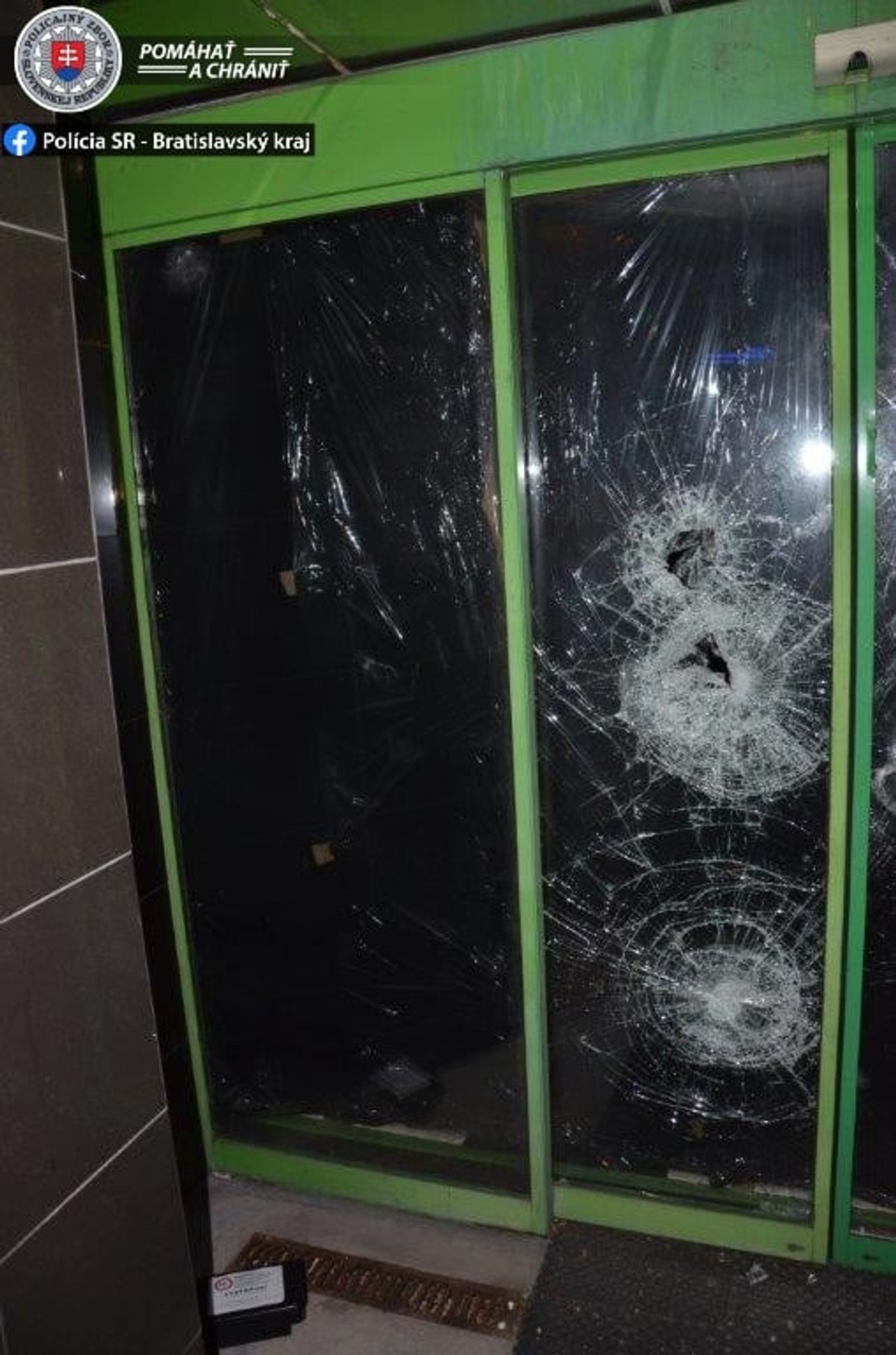 Muž ničil aj sklá na budove.