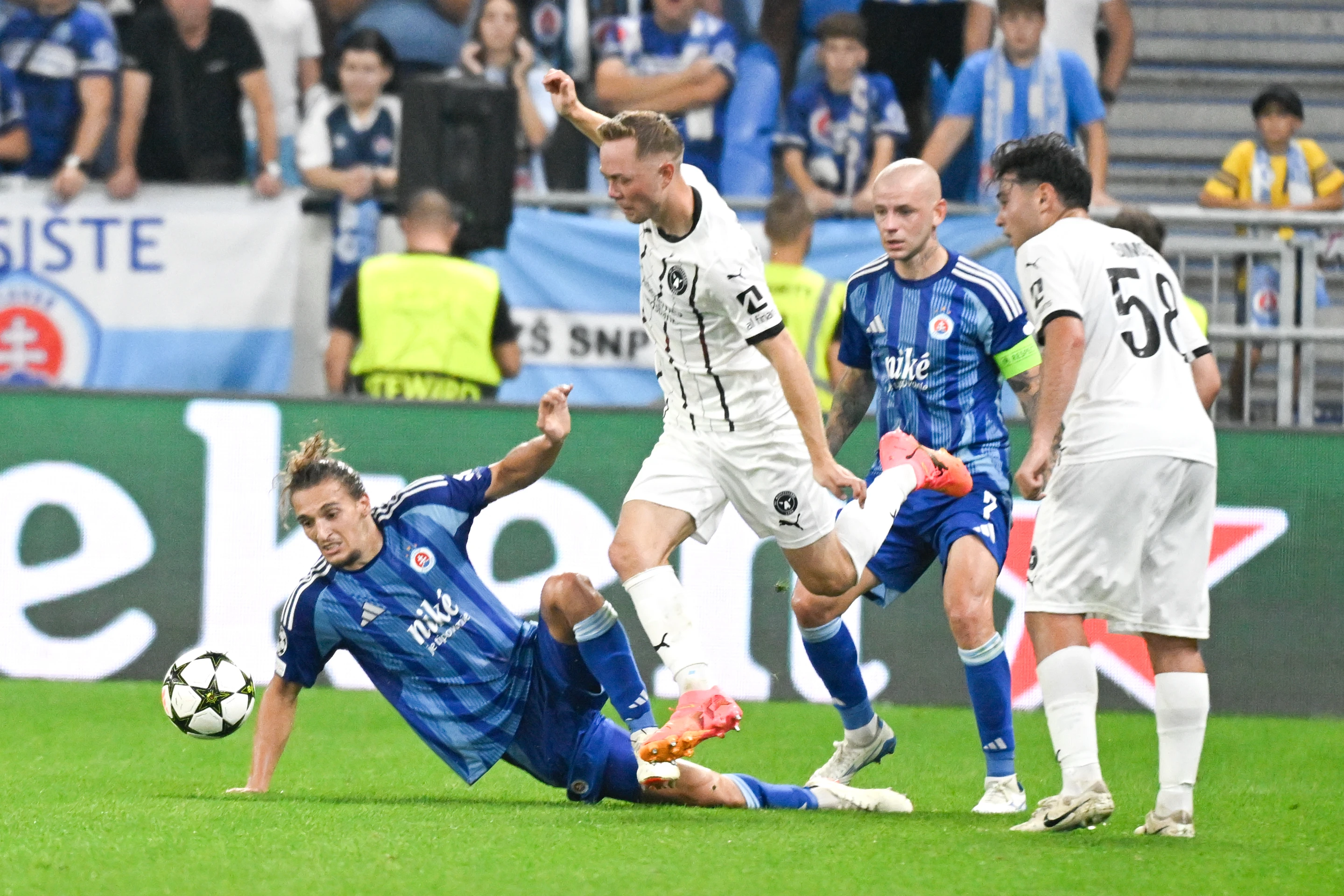 Na snímke zľava Július Szöke (Slovan), Joel Andersson (Midtjylland), Vladimír Weiss mladší (Slovan) a Aral Simsir (Midtjylland).