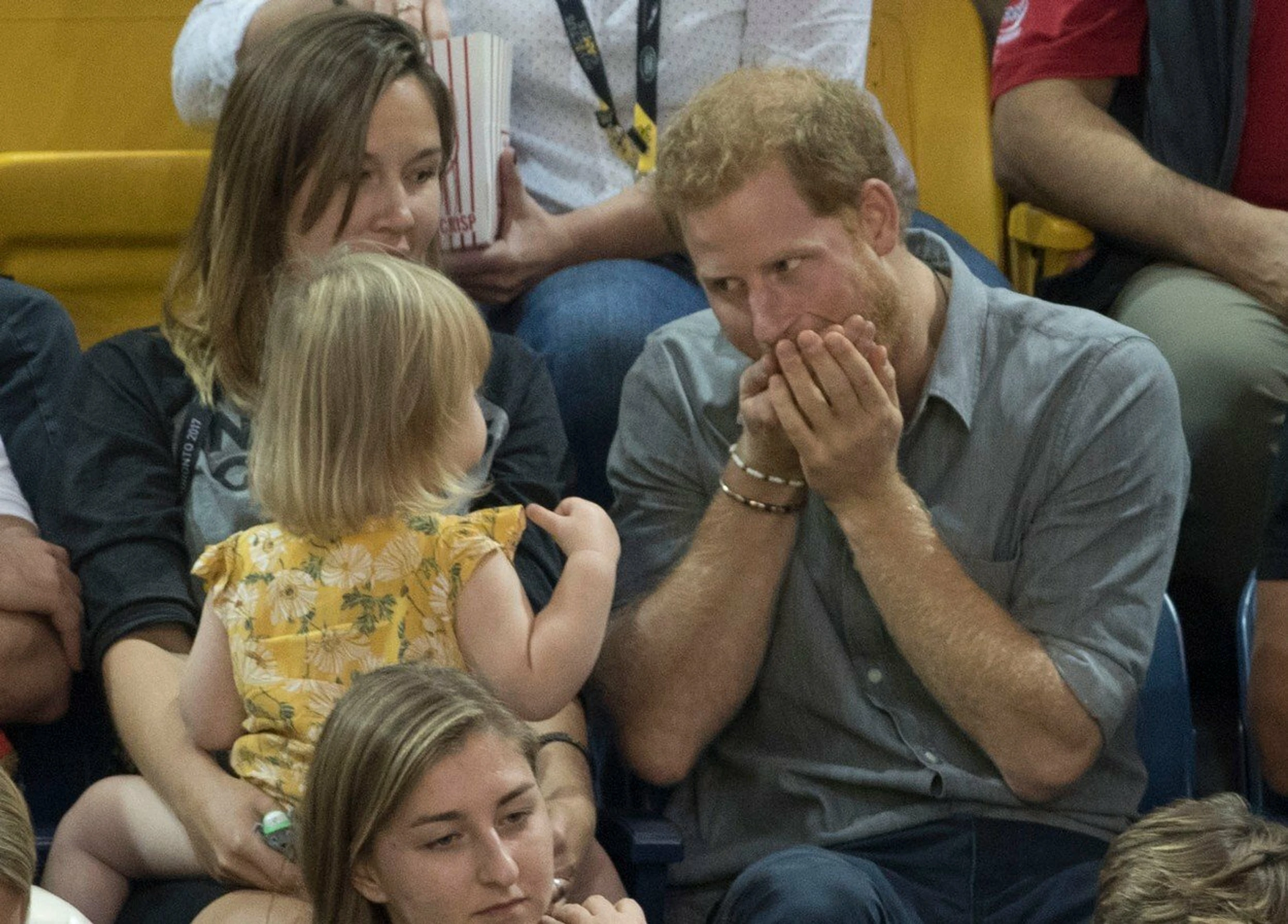 Princ Harry zabával dvojročnú Emily