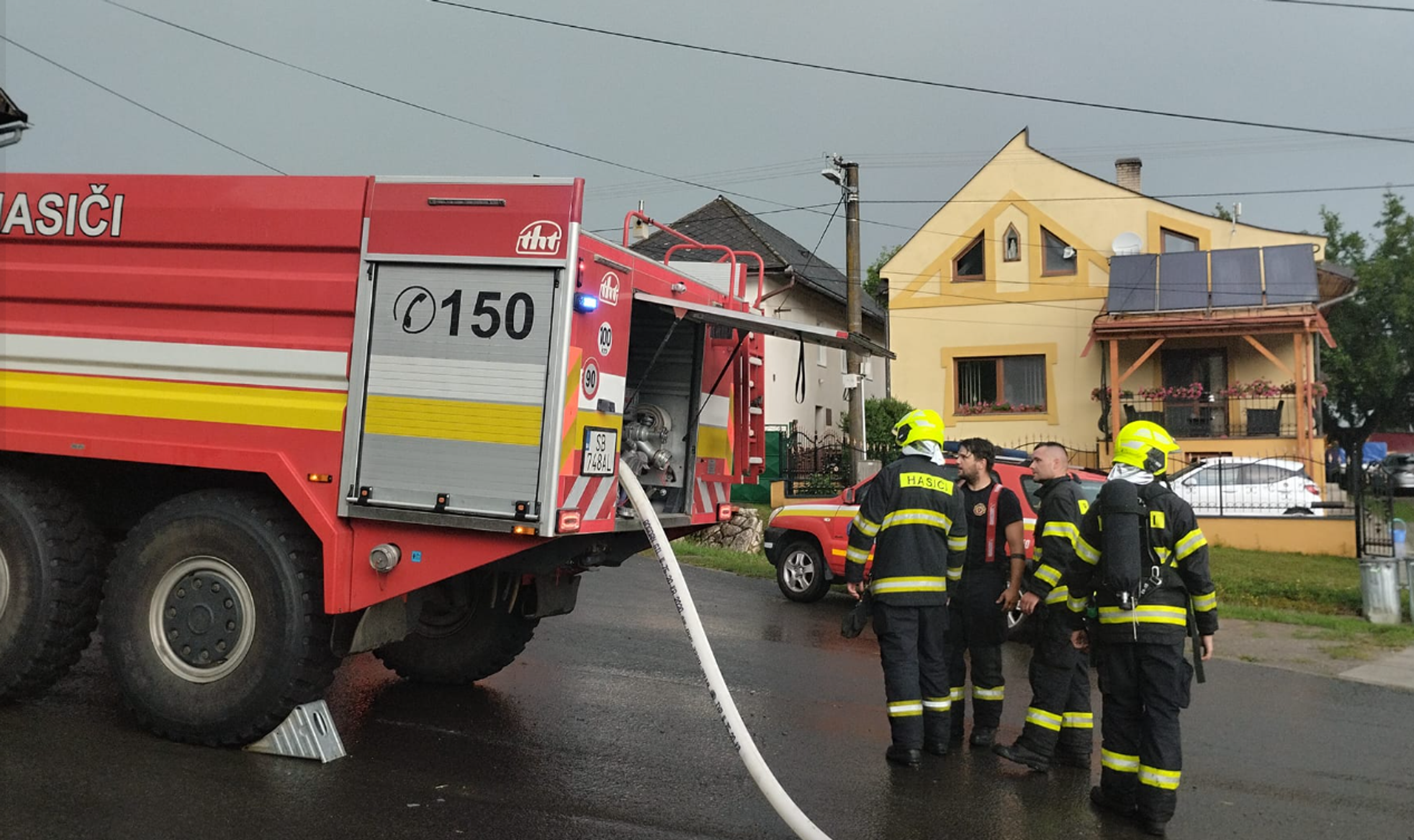 Po zásahu bleskom začala v obci horieť stodola.