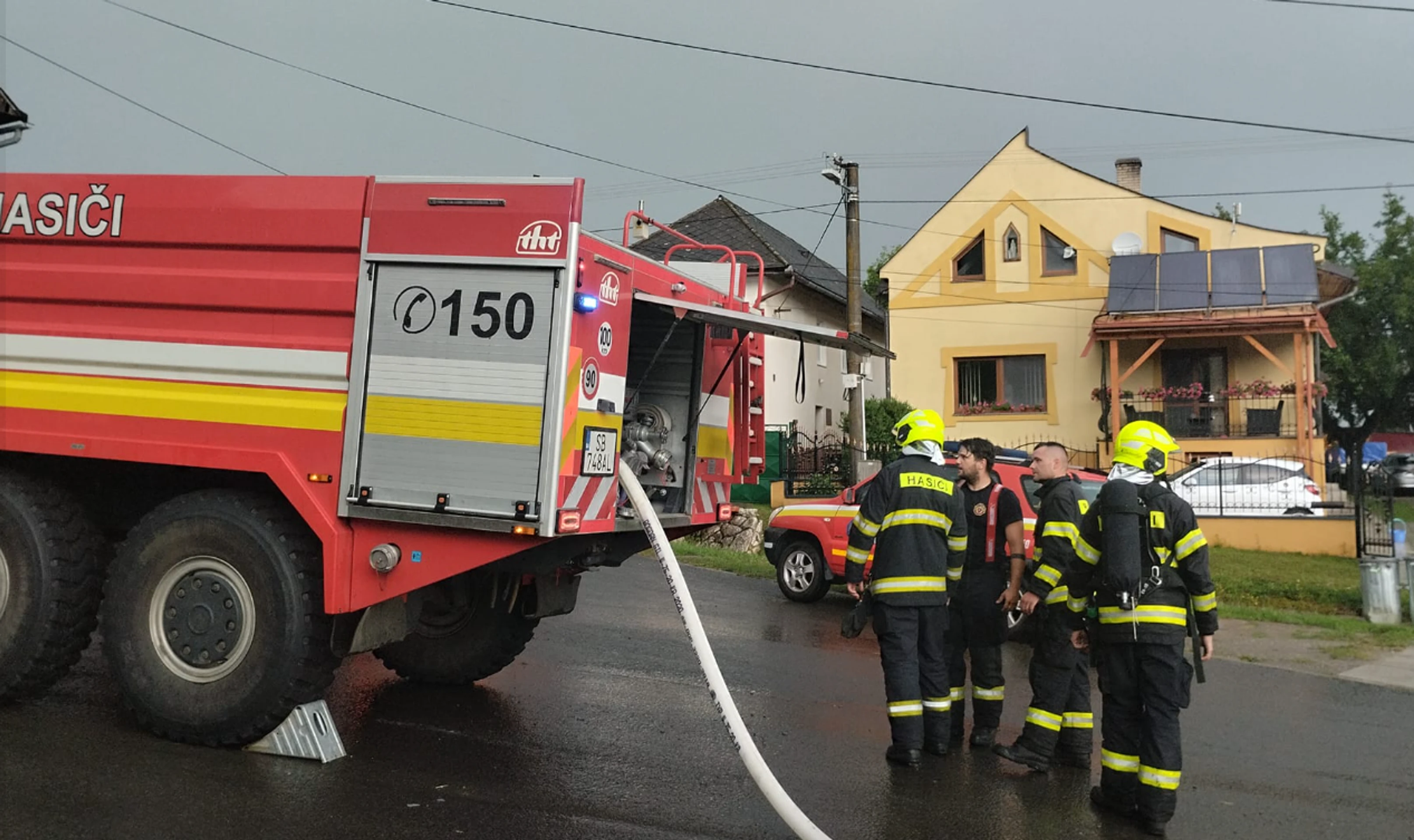 Po zásahu bleskom začala v obci horieť stodola.