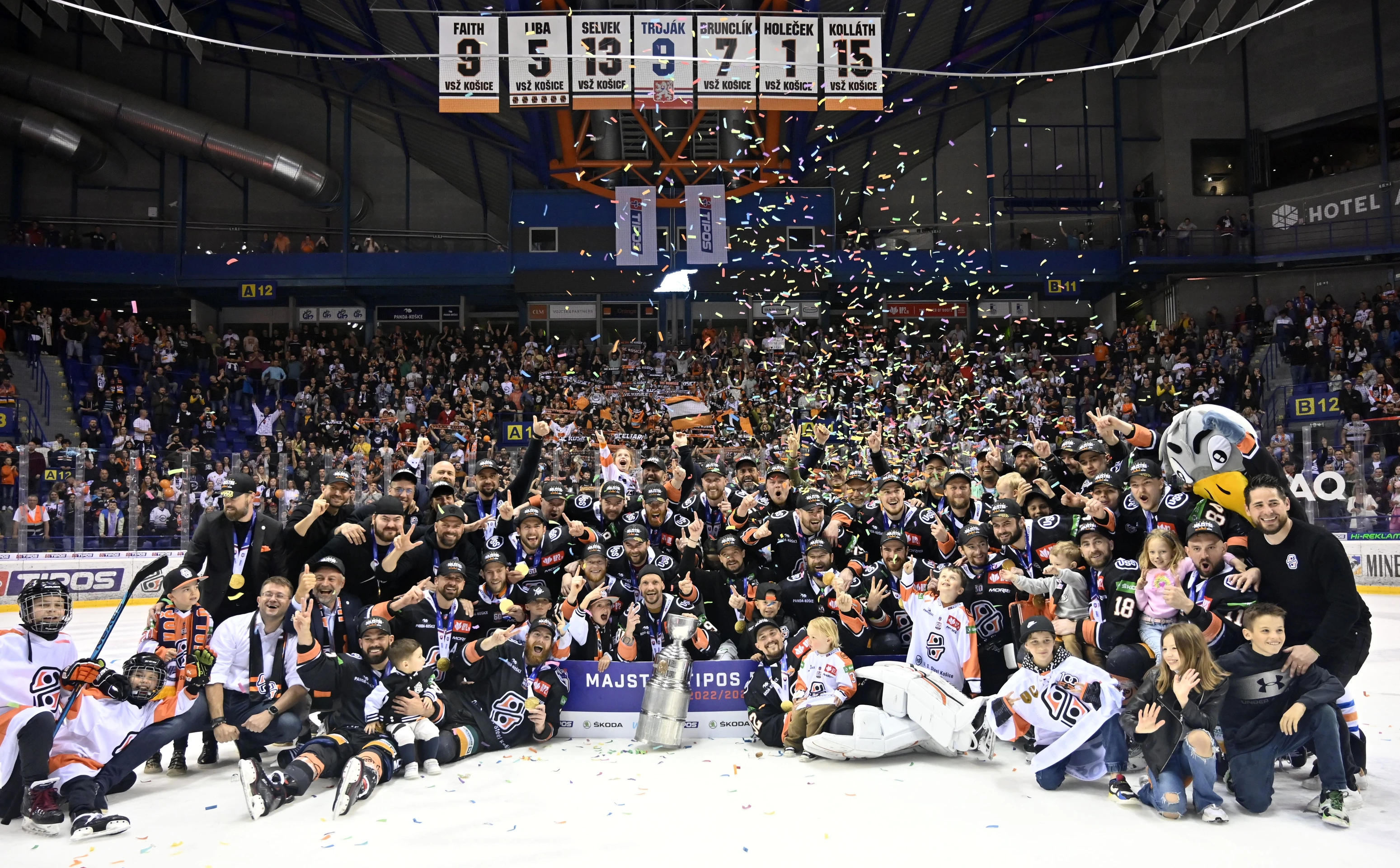 Hokejisti HC Košice sa tešia z víťazstva a zisku majstrovského titulu.