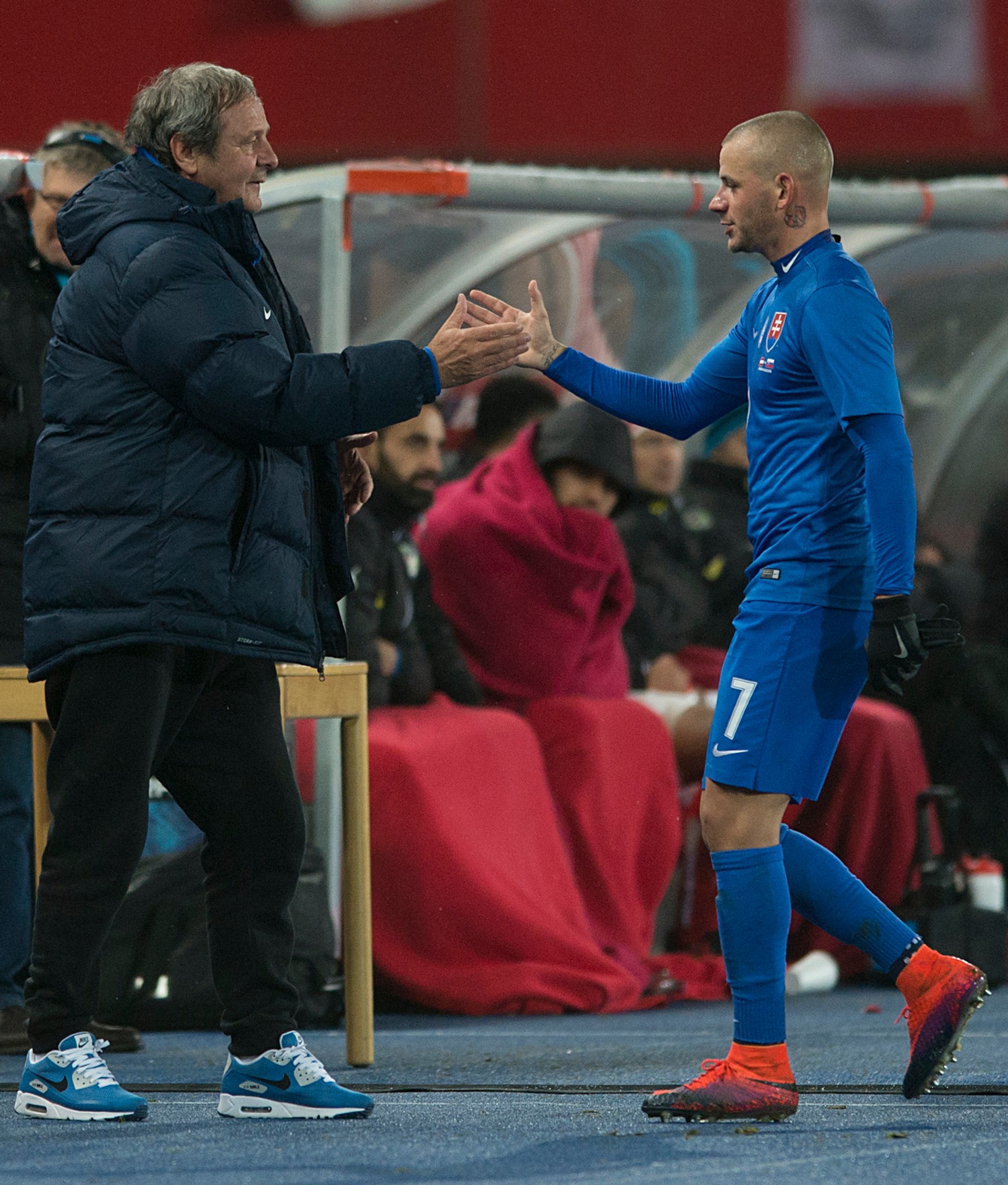 Tréner Slovenska Ján Kozák podáva ruku záložníkovi Vladimírovi Weissovi po prípravnom dueli v Rakúsku.