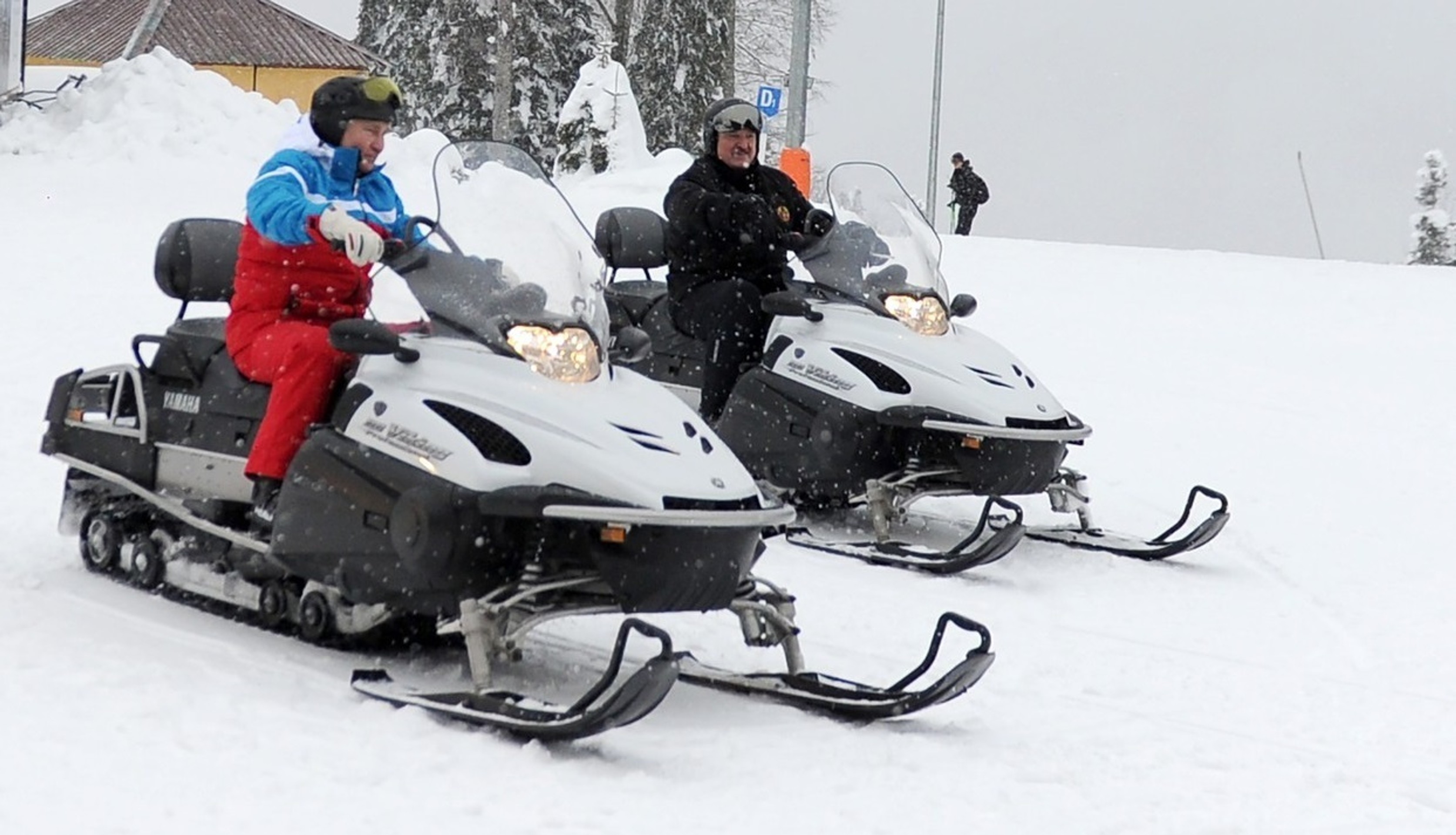 Alexander Lukašenko (vpravo) a Vladimir Putin na snežných skútroch v lyžiarskom stredisku v Soči.