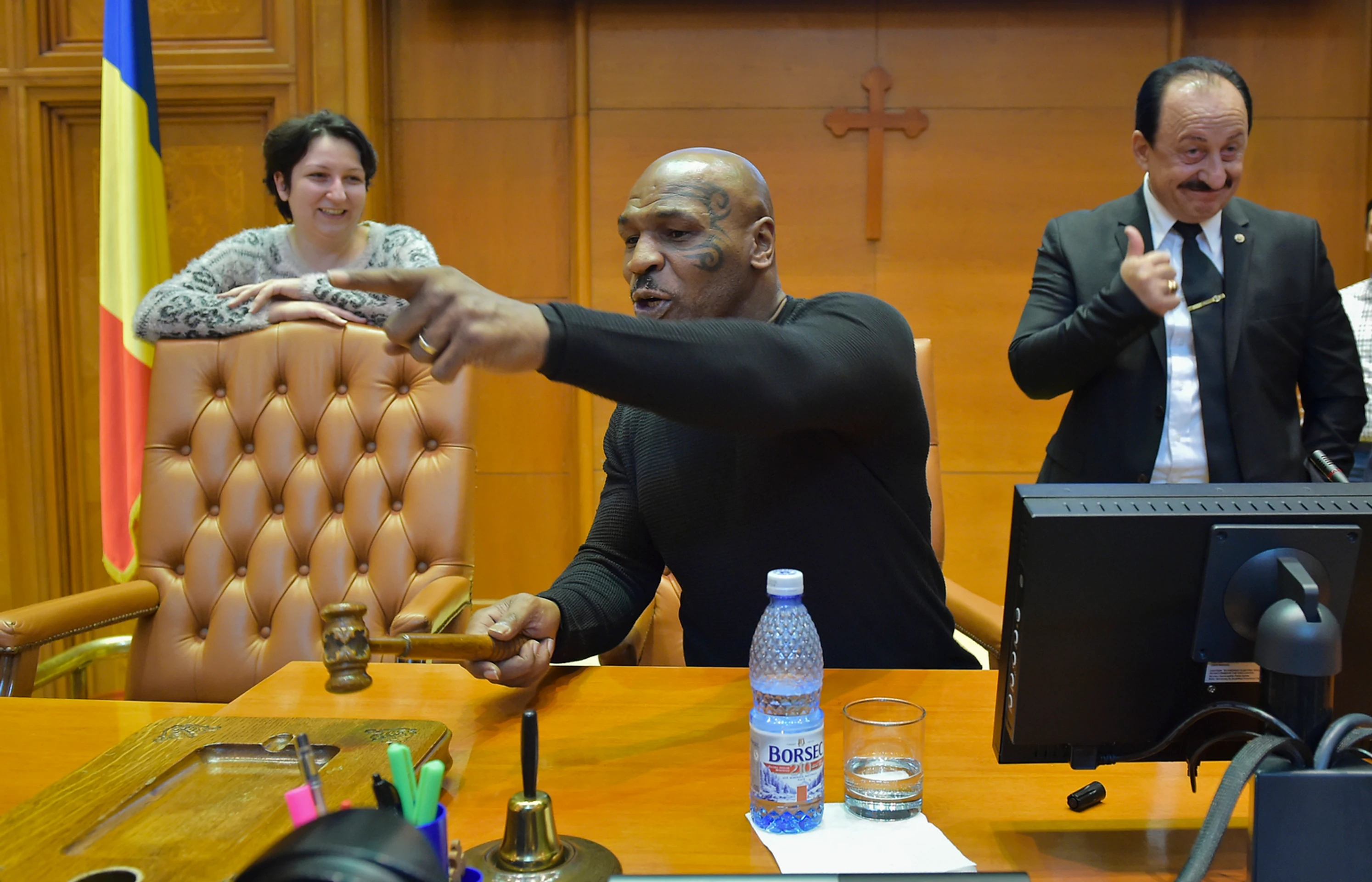 Bývalý americký pästiarsky šampión v ťažkej váhe Mike Tyson sa hrá s kladivkom predsedu rumunskej poslaneckej snemovne.