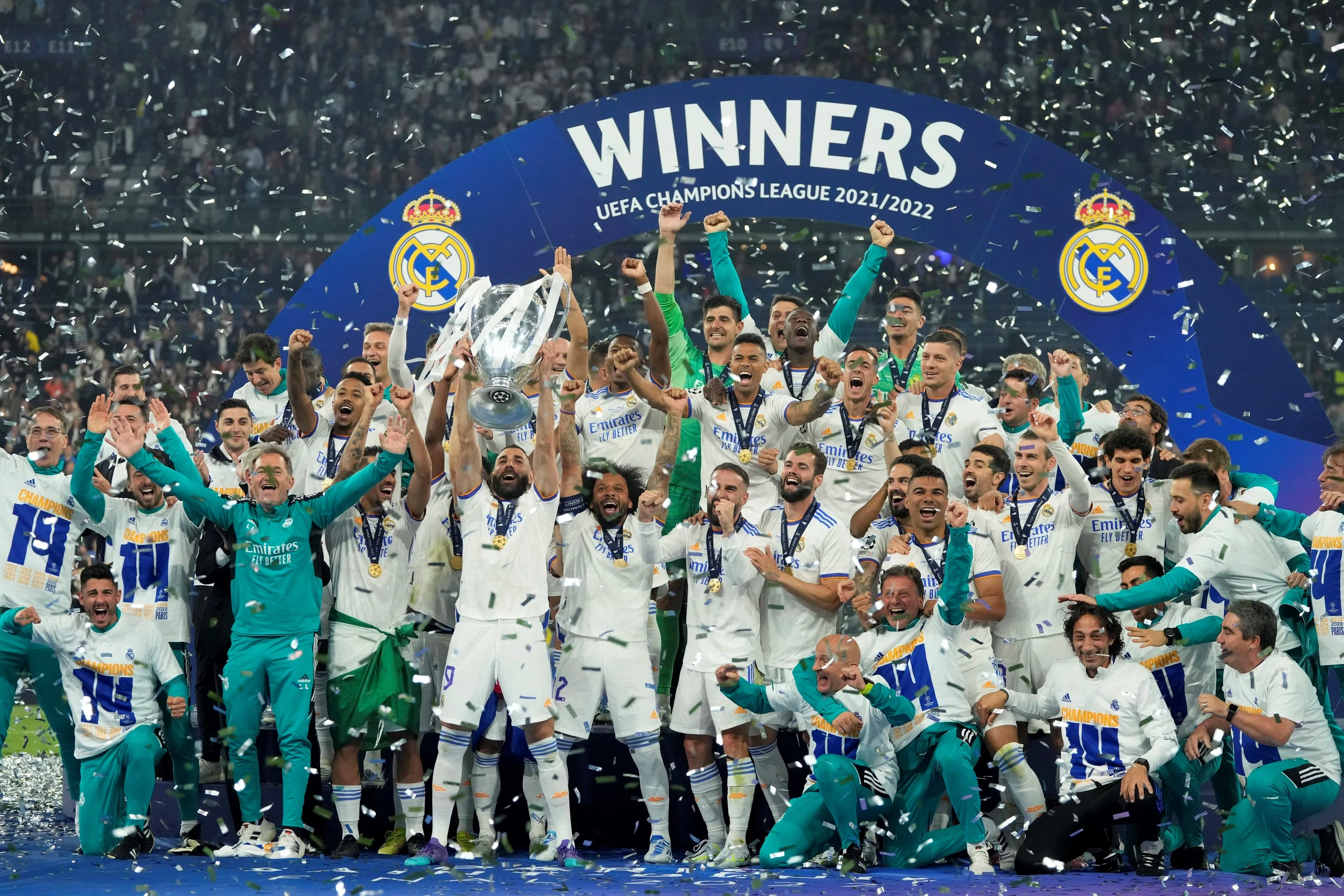 Futbalisti Realu Madrid oslavujú víťazstvo.
