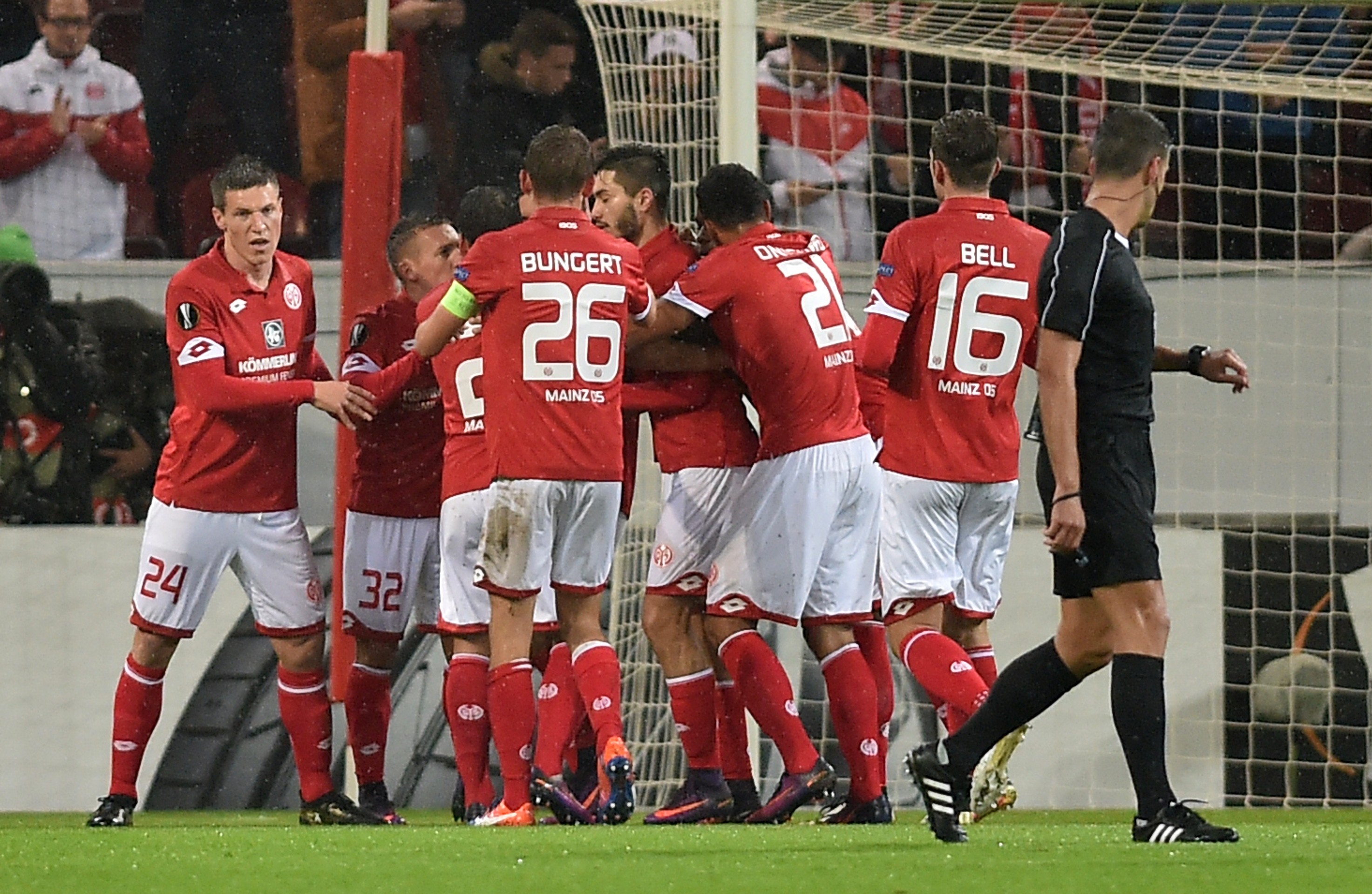 Hráči Mainzu sa tešia z gólu v dueli EL proti Anderlechtu Brusel.