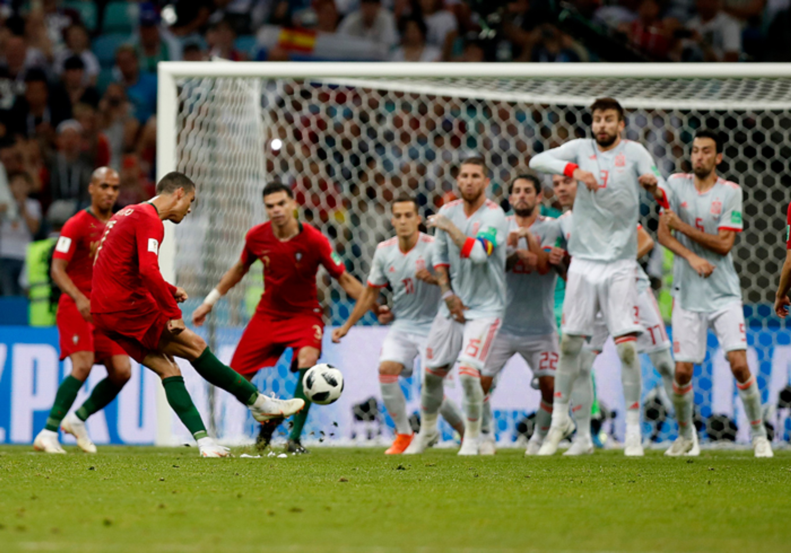 Cristino Ronaldo vyrovnáva z pokutového kopu zápas proti Španielsku na MS v Soči.
