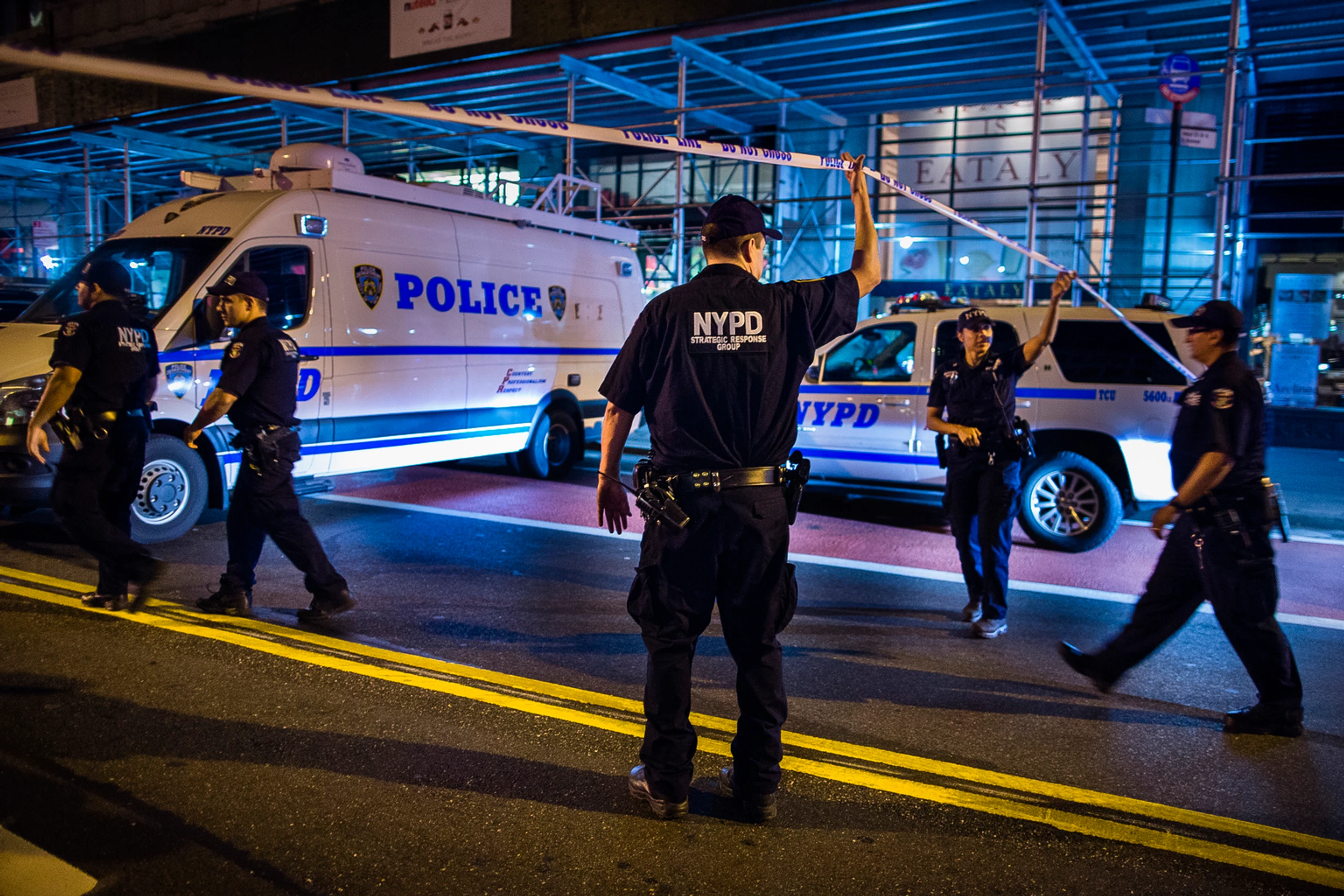 Polícia prichádza na miesto explózie v manhattanskej časti Chelsea.