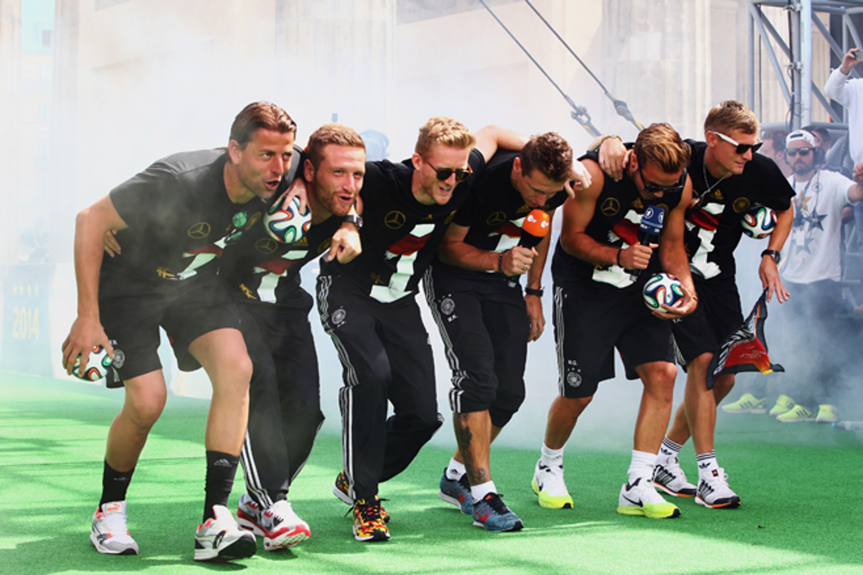 Roman Weidenfeller, Shkodran Mustafi, André Schürrle, Miroslav Klose,  Mario Götze a Toni Kroos oslavuju titul MS.