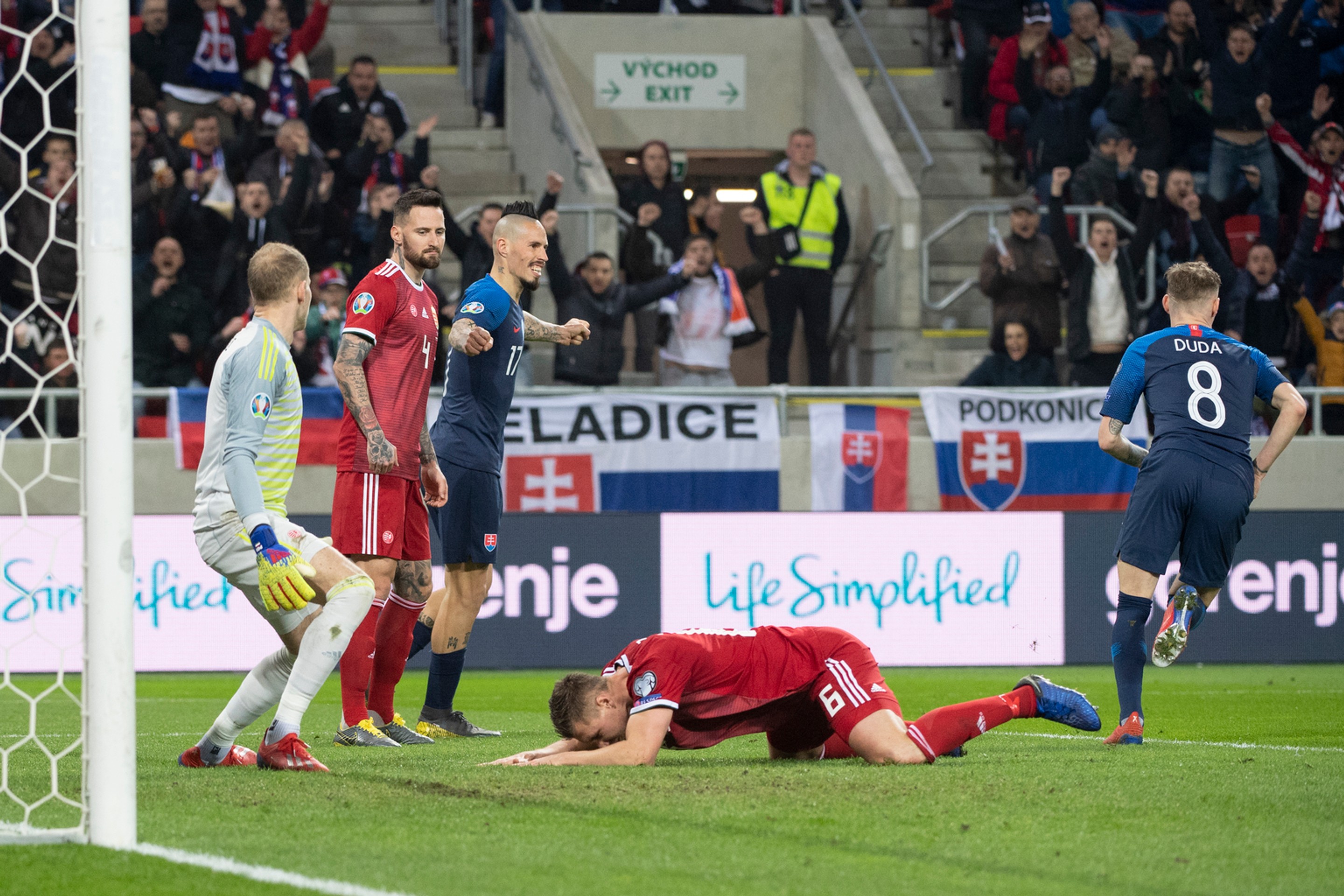 Ondrej Duda (vpravo) oslavuje gól v kvalifikácii ME 2020 Sproti Maďarsku.
