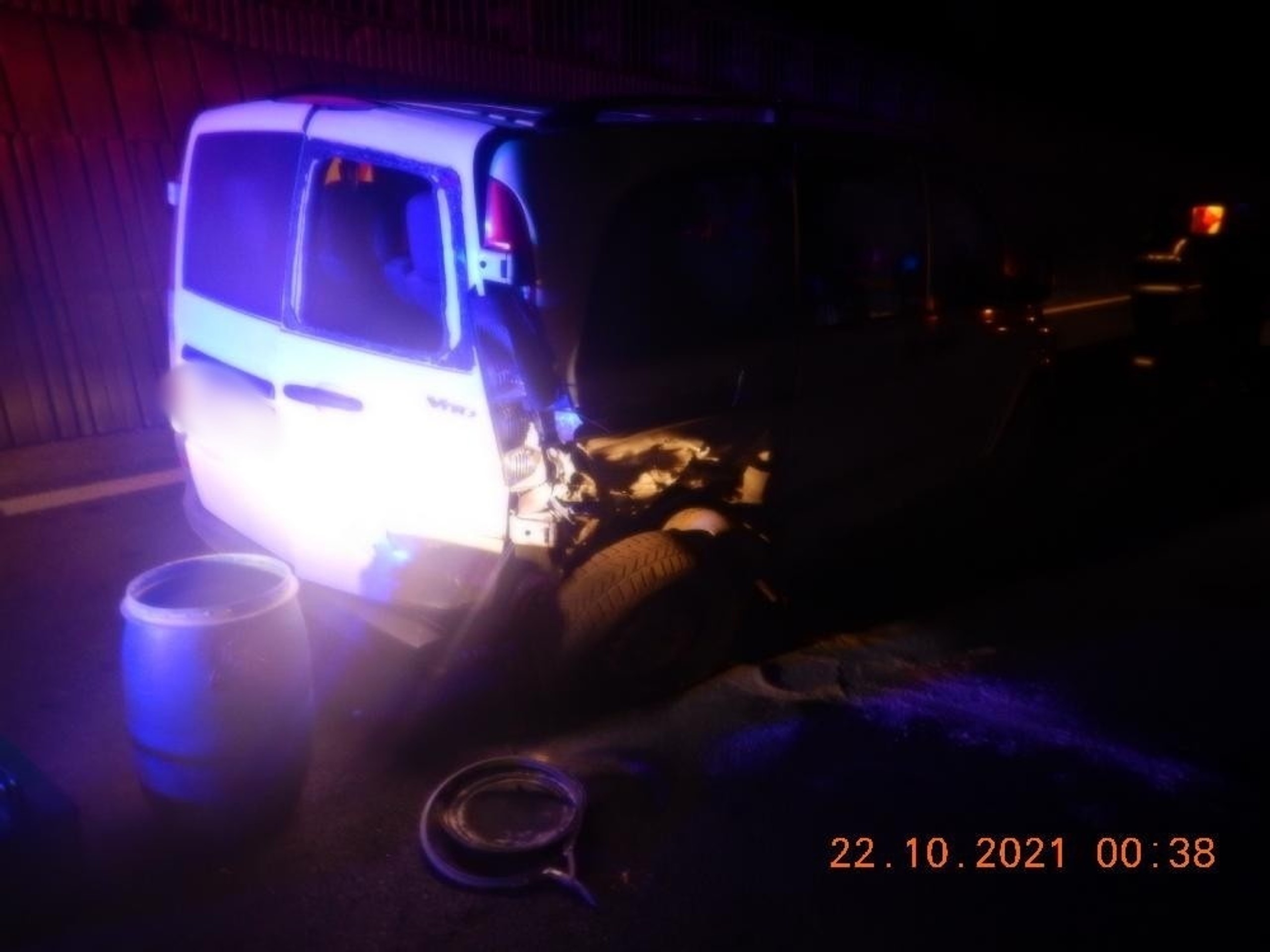 Zničené auto na R1 sa po kolízii so zverou.