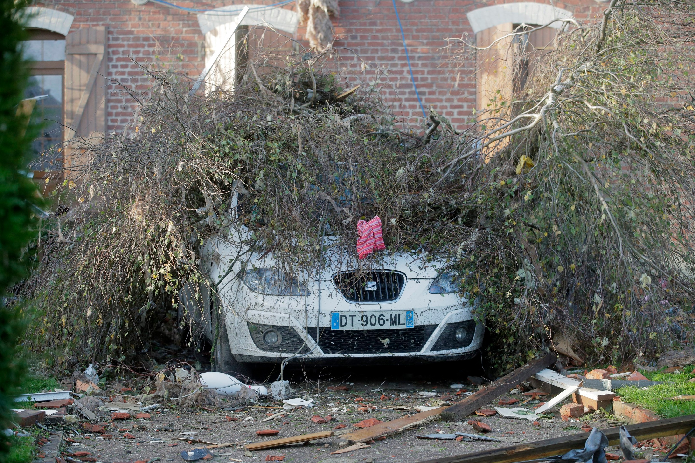 Poškodené sú aj autá
