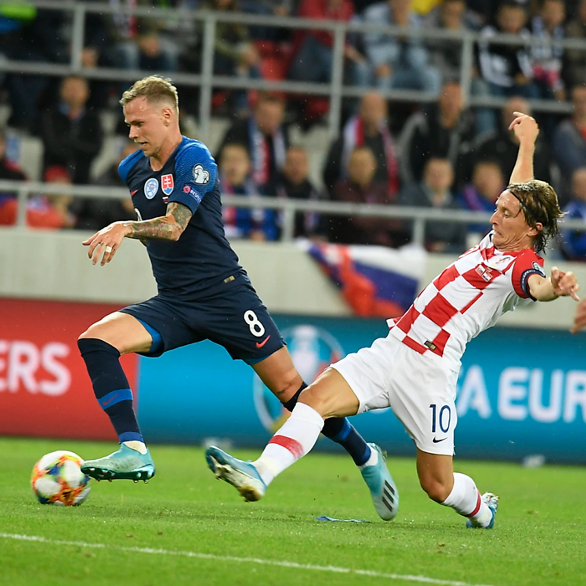Milan Škriniar (Slovensko) a vpravo Marcelo Brozovič (Chorvátsko).