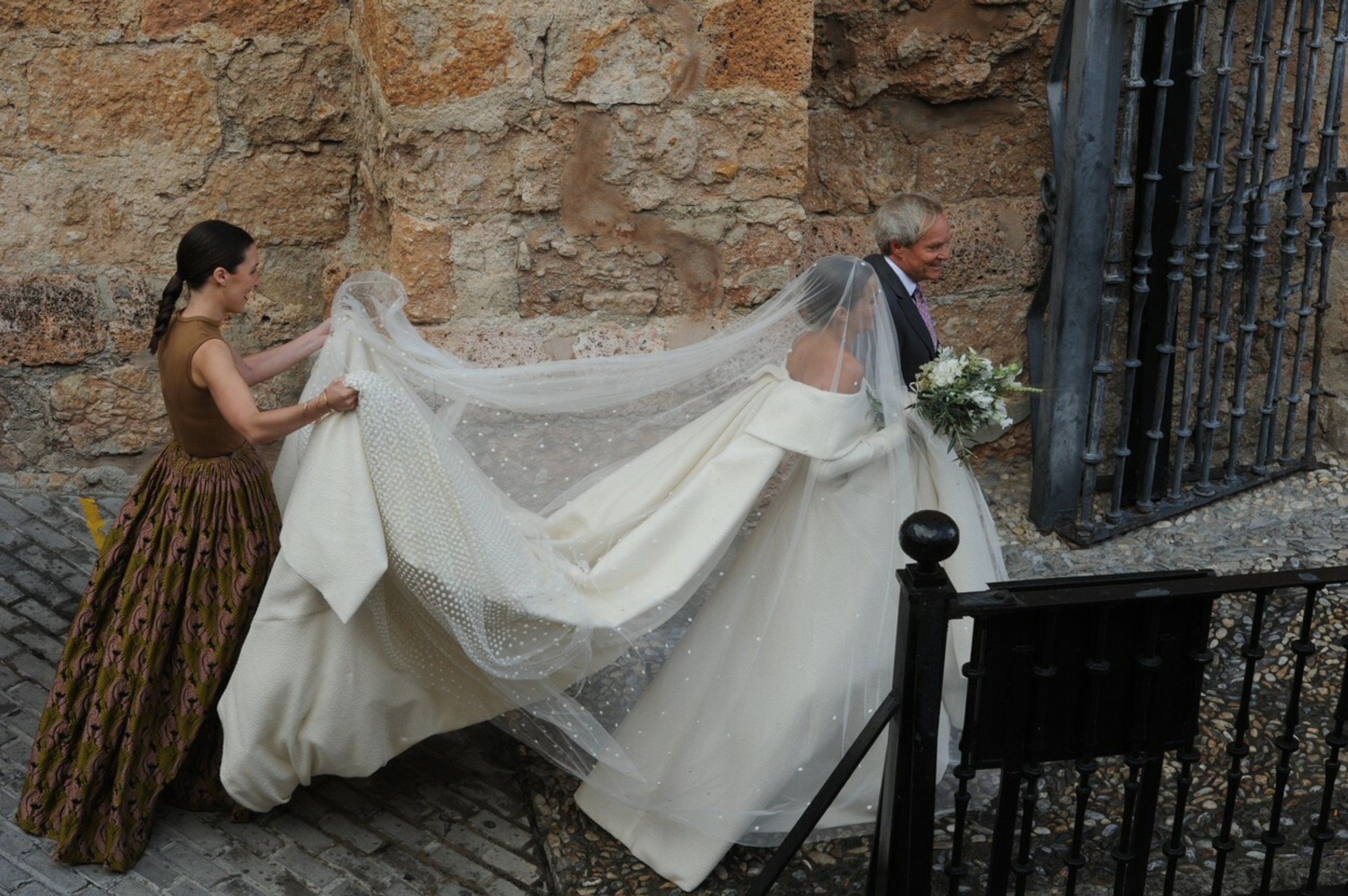 Nevesta mala veľkolepé šaty.