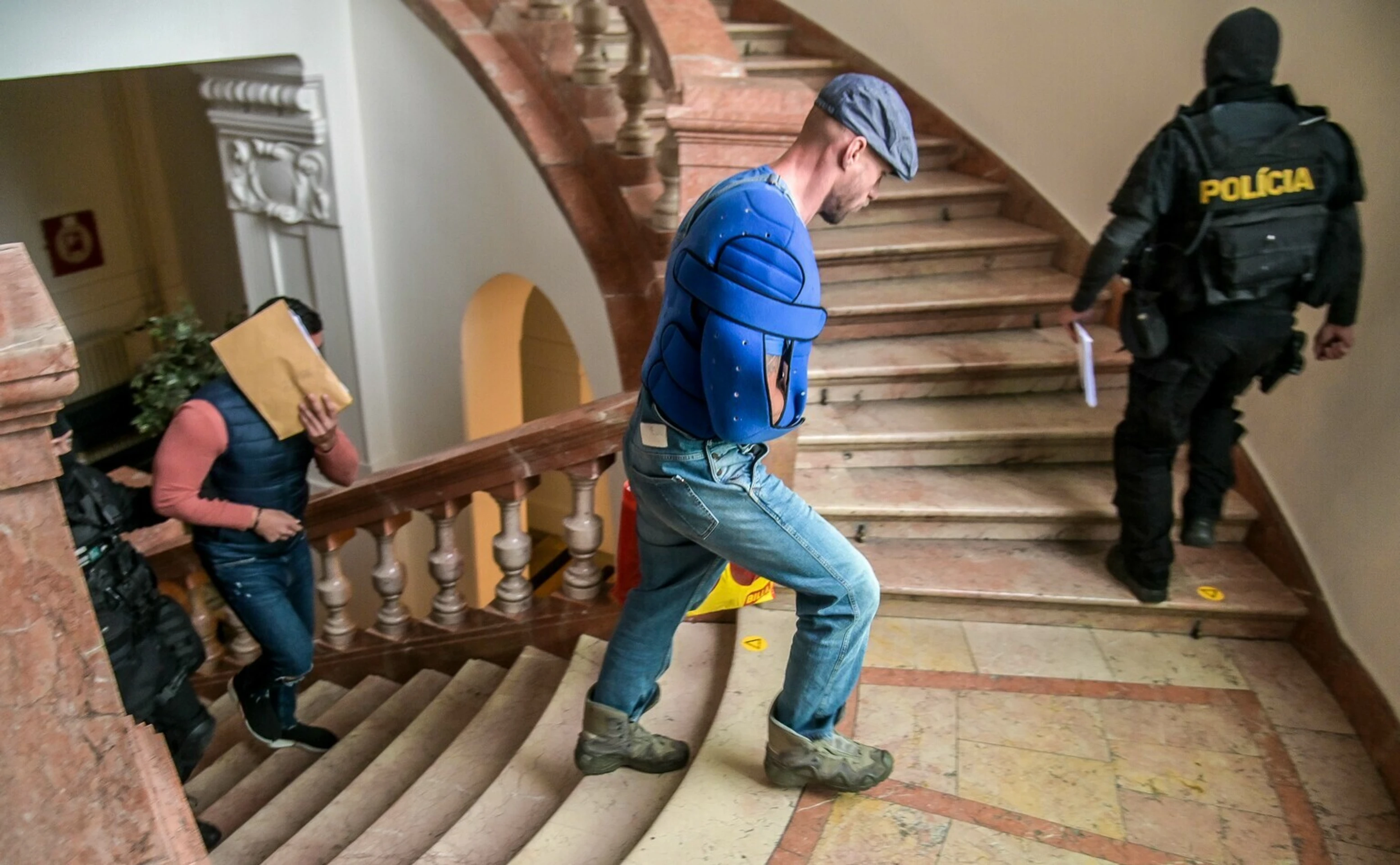 Polícia eskortuje obvinených zo skupiny tzv. takáčovcov.