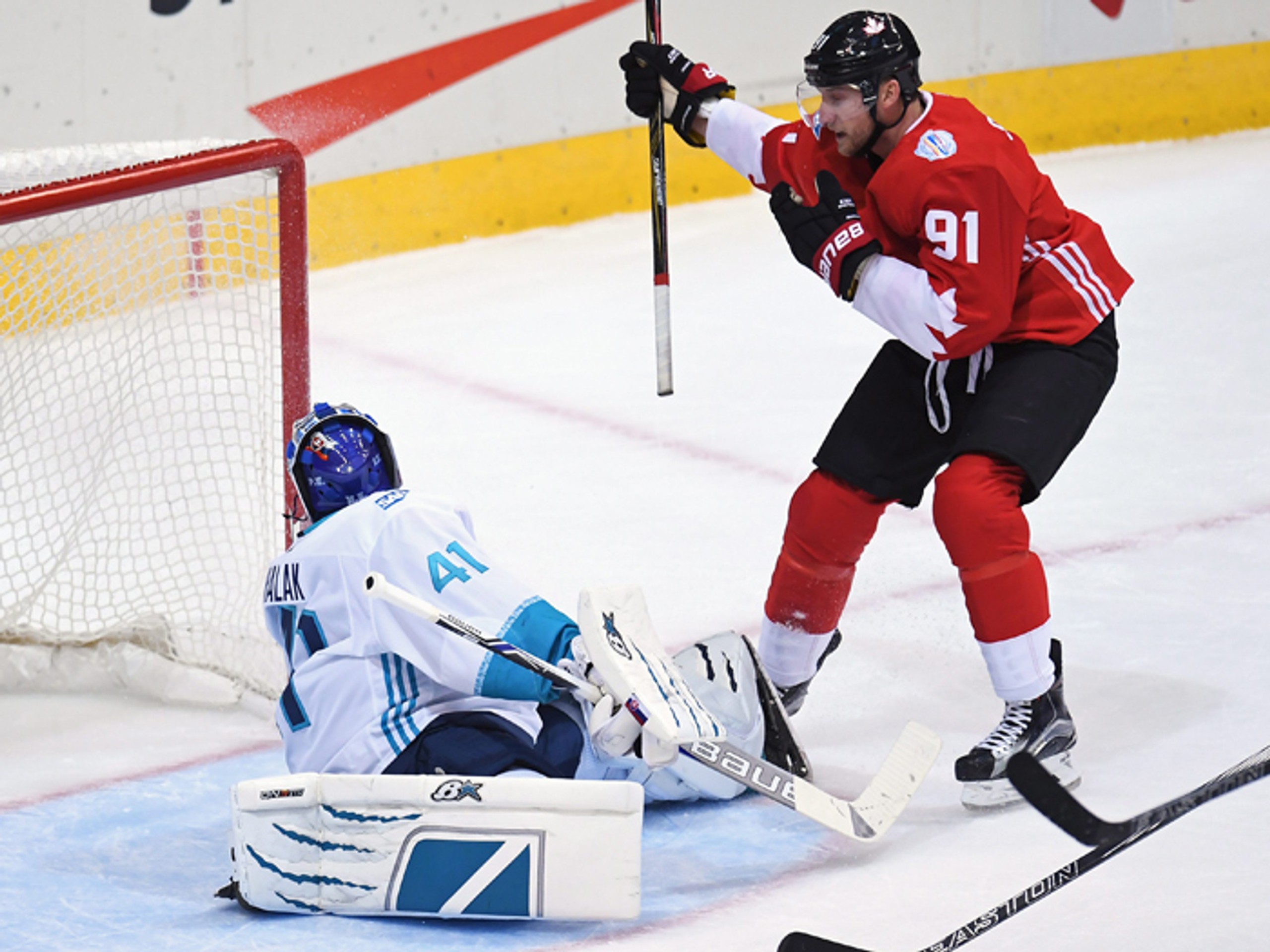 Steven Stamkos (Kanada) dáva gól Jaroslavovi Halákovi (Tím Európa).