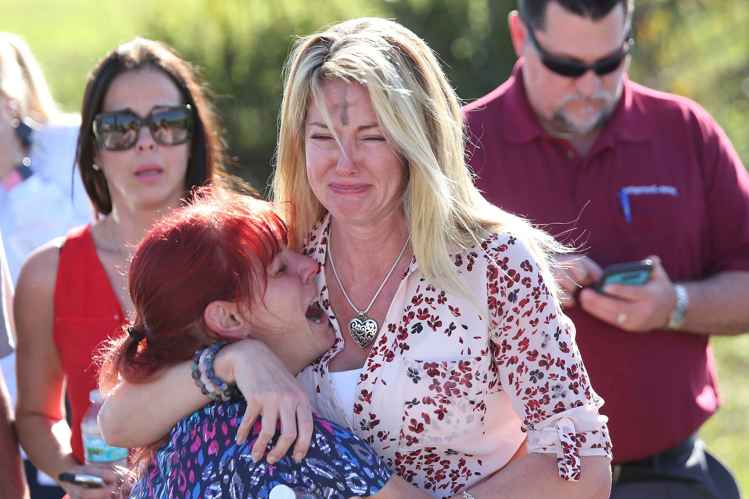 Plač študentiek strednej školy Marjory Stonemanovej Douglasovej vo floridskom Parklande po útoku.