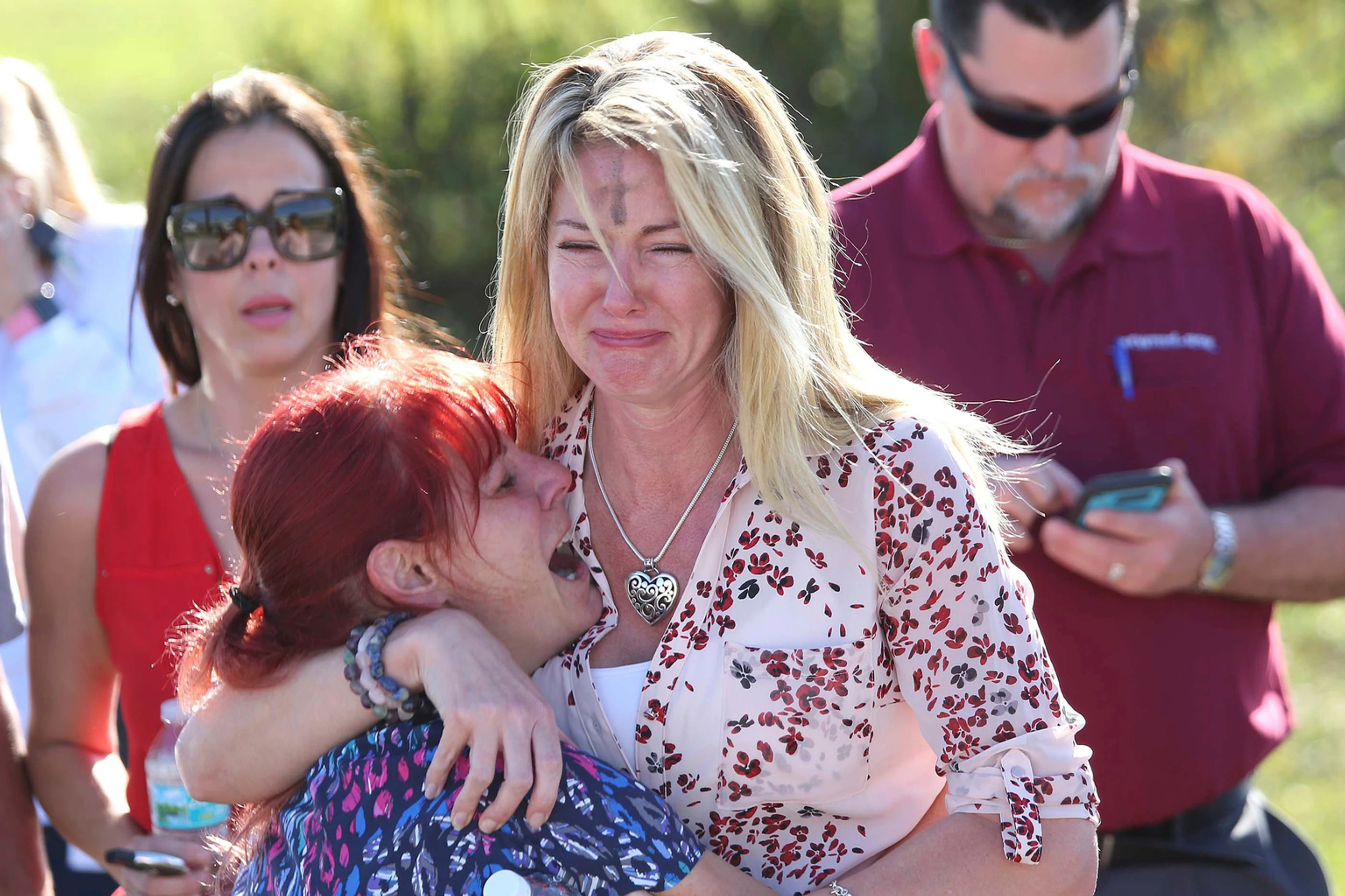 Plač študentiek strednej školy Marjory Stonemanovej Douglasovej vo floridskom Parklande po útoku.